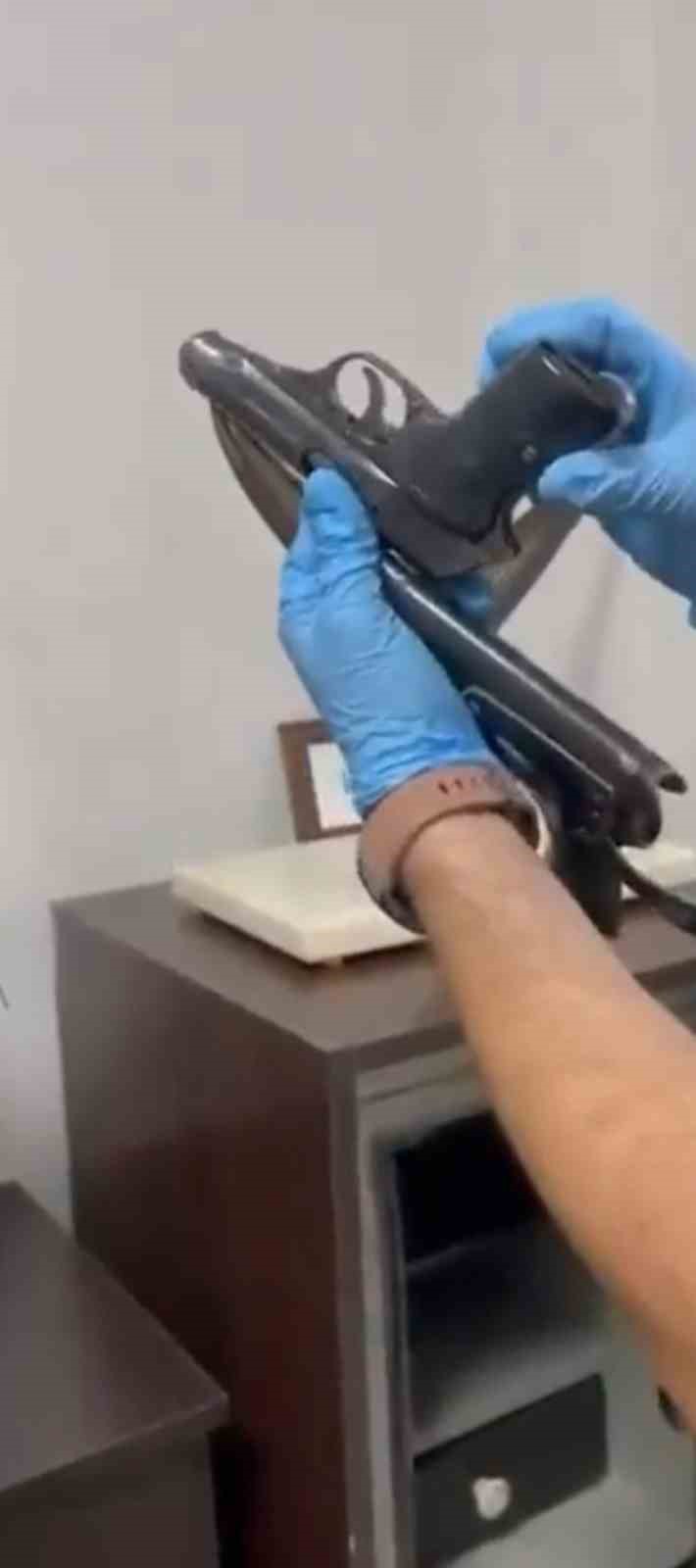 Başkan yardımcısının odasından ruhsatsız silah çıktı