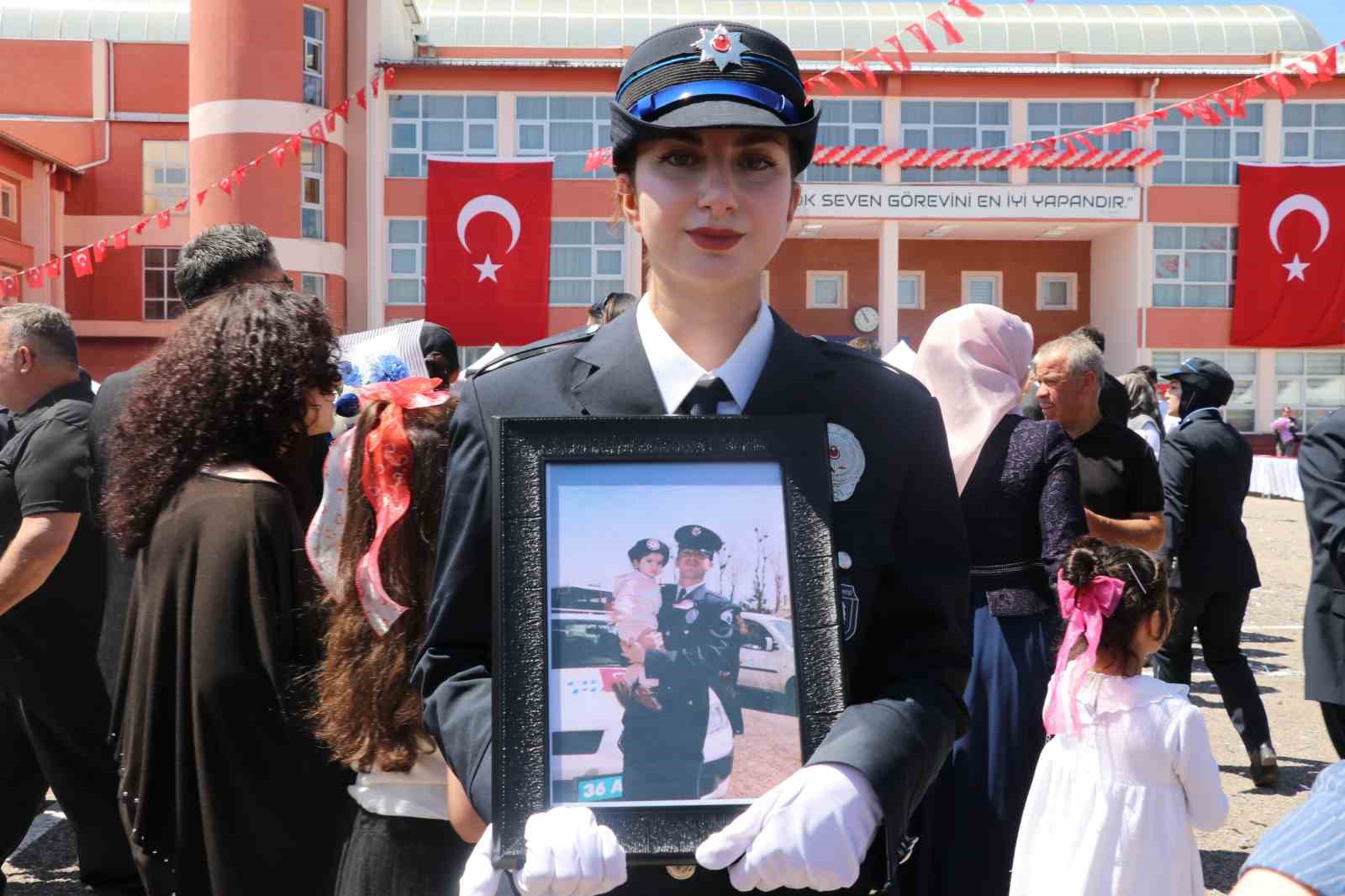 Şehit babasının izinden giderek polis oldu