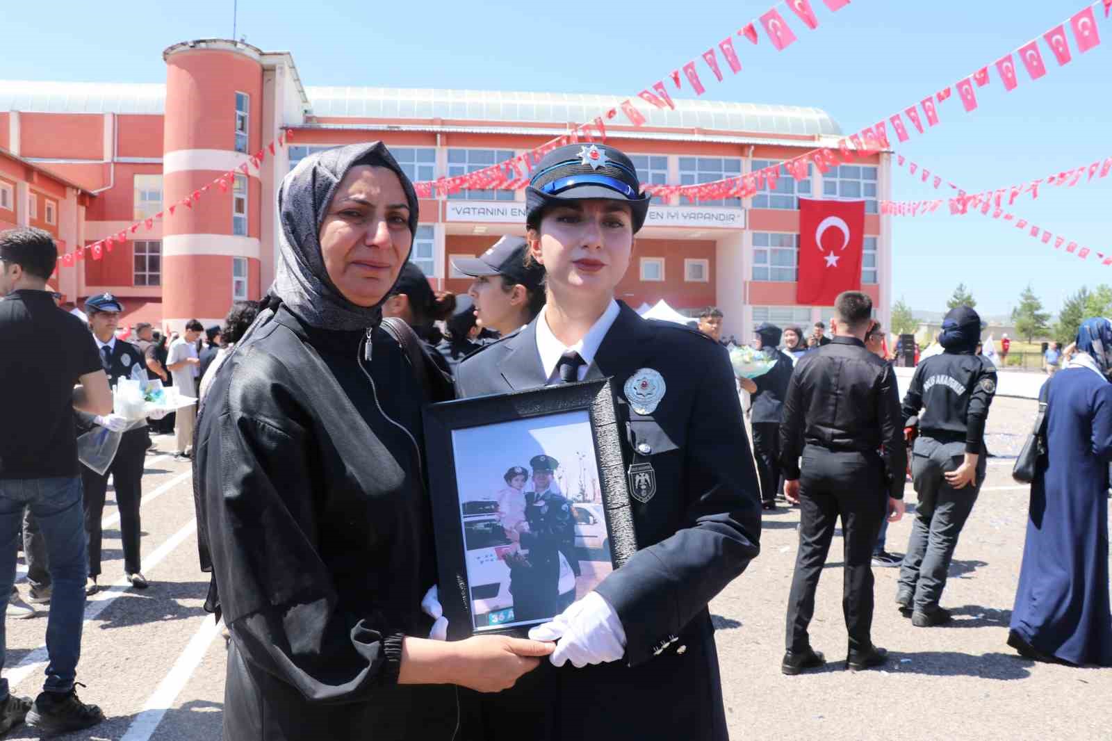 Şehit babasının izinden giderek polis oldu