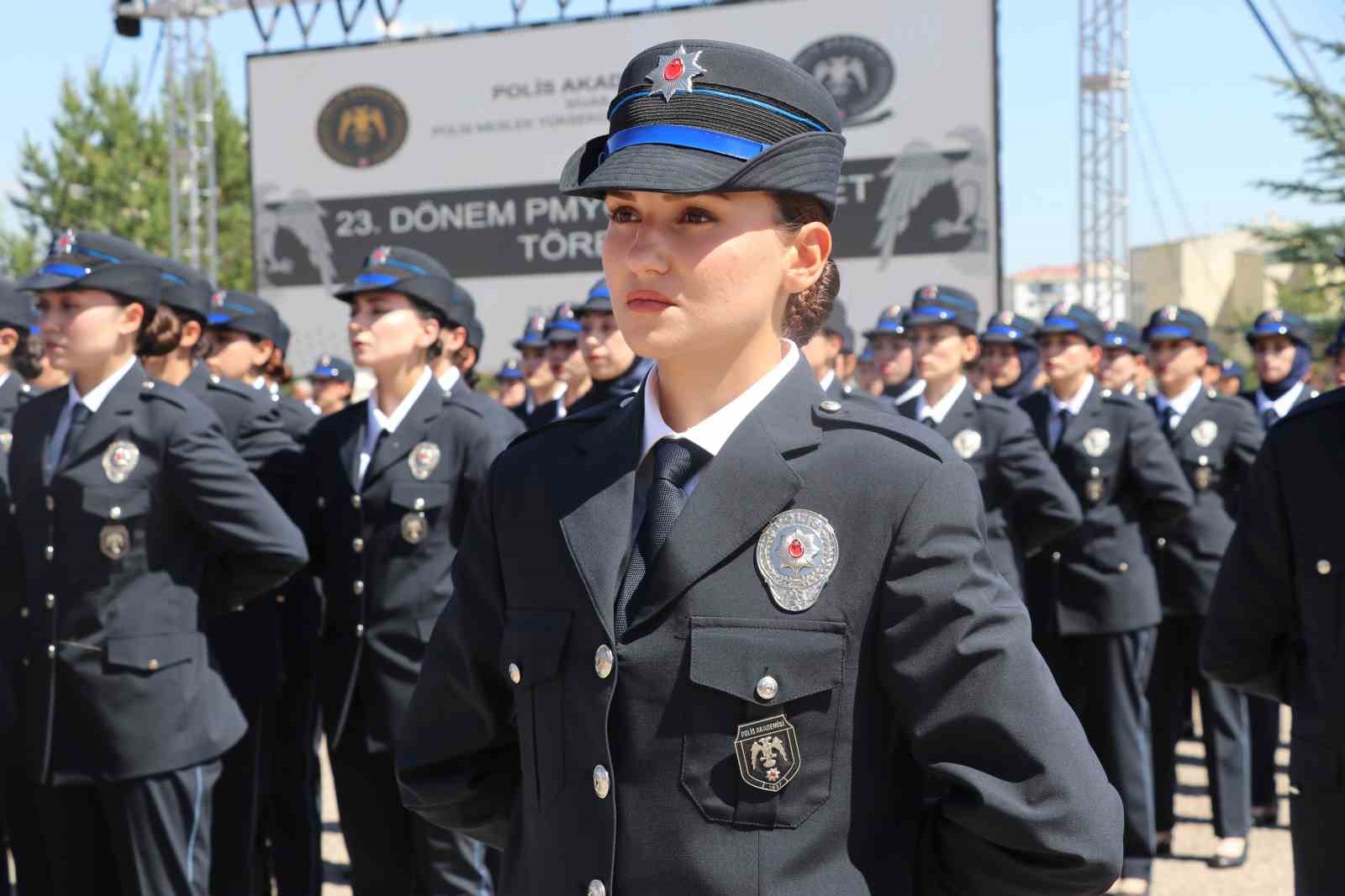 Şehit babasının izinden giderek polis oldu