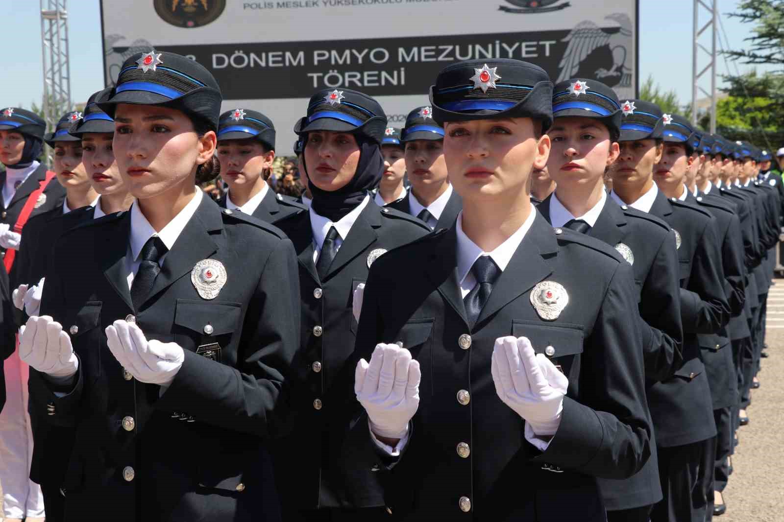 Şehit babasının izinden giderek polis oldu