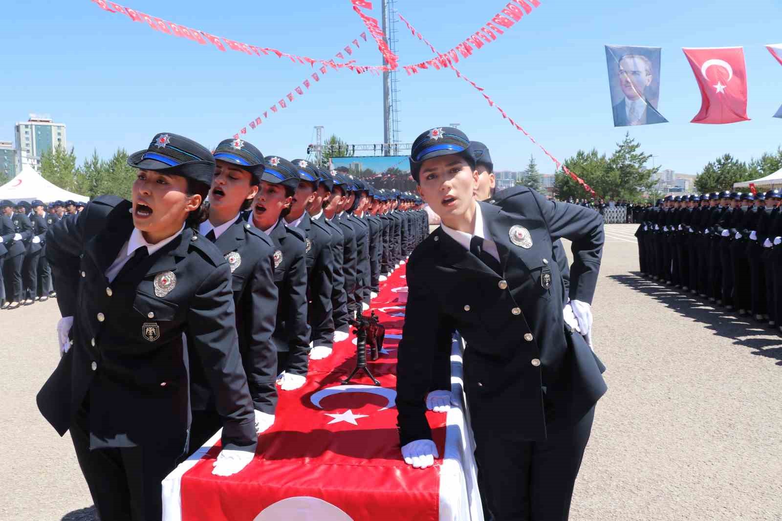 Şehit babasının izinden giderek polis oldu