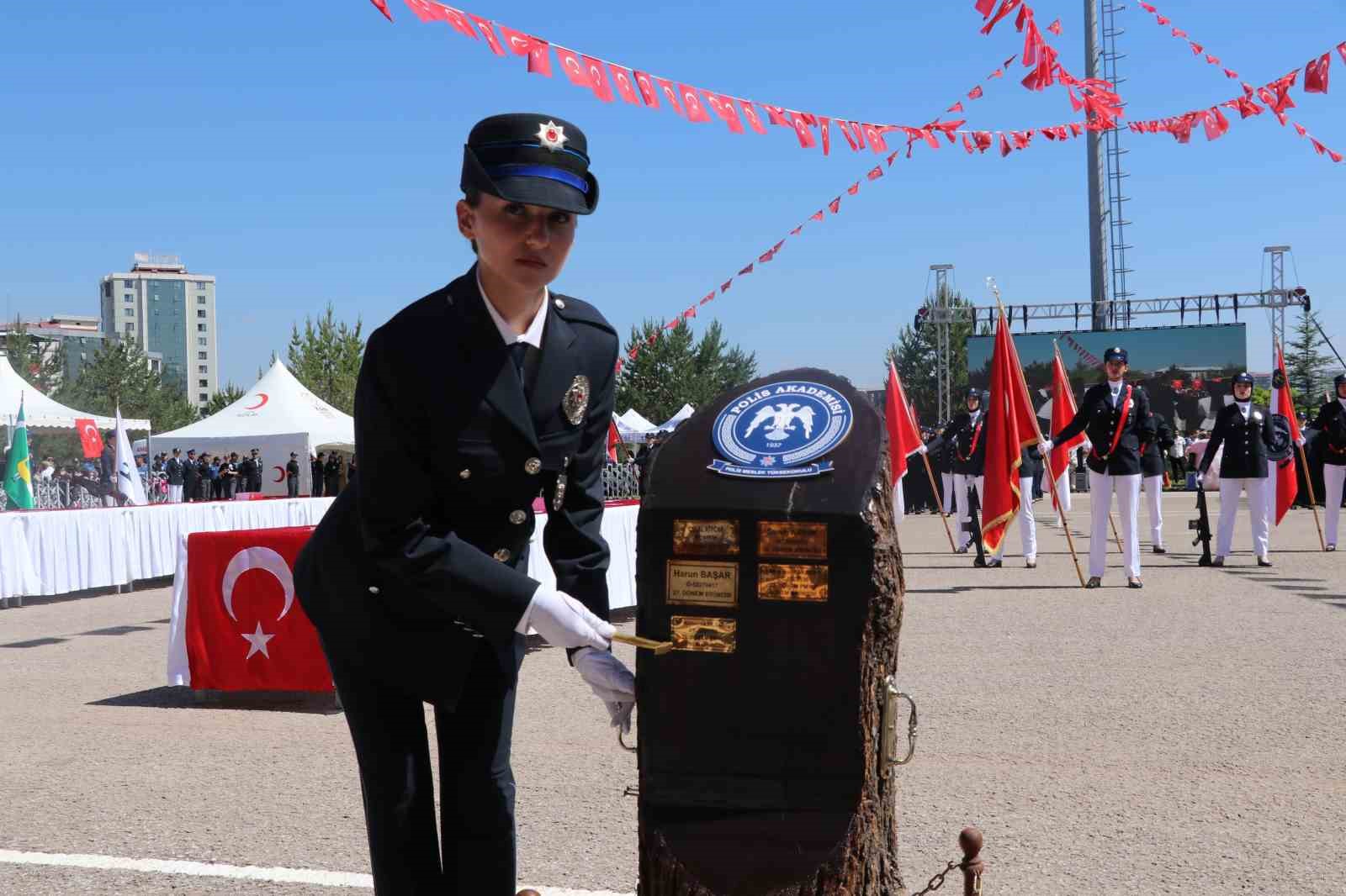 Şehit babasının izinden giderek polis oldu
