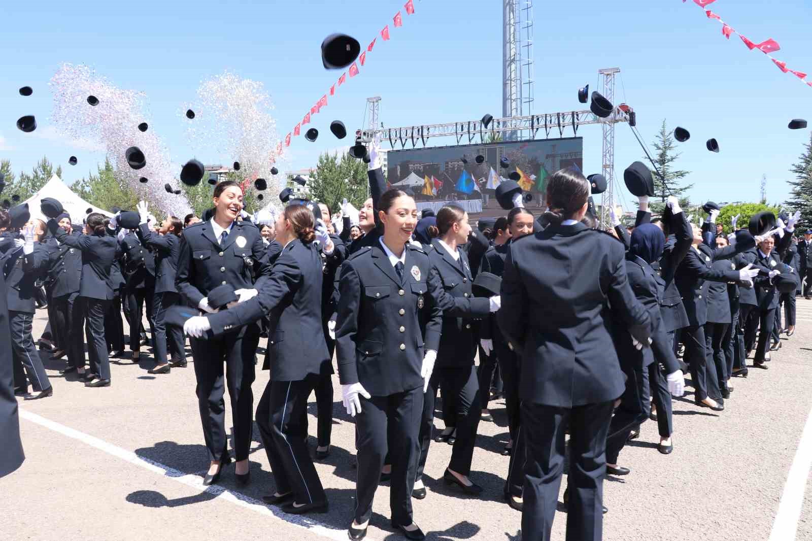 Şehit babasının izinden giderek polis oldu