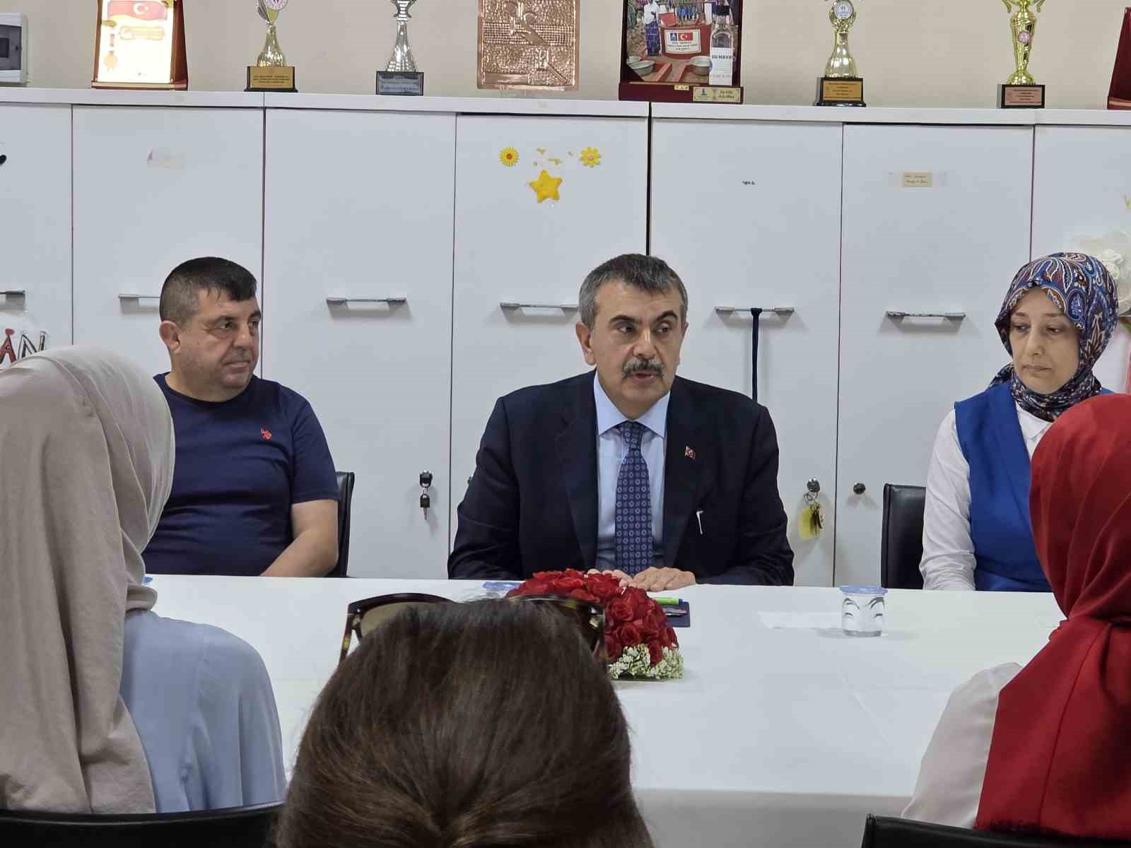 Bakan Tekin: "Tüm kararları öğretmenlerimizle istişare ederek alıyoruz"