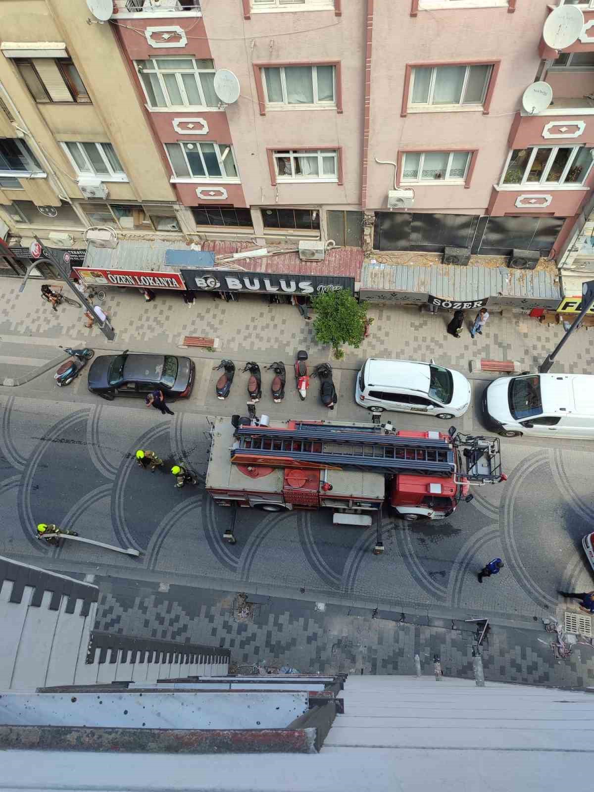 Susurluk’ta bir binanın çatısında çıkan yangın söndürüldü