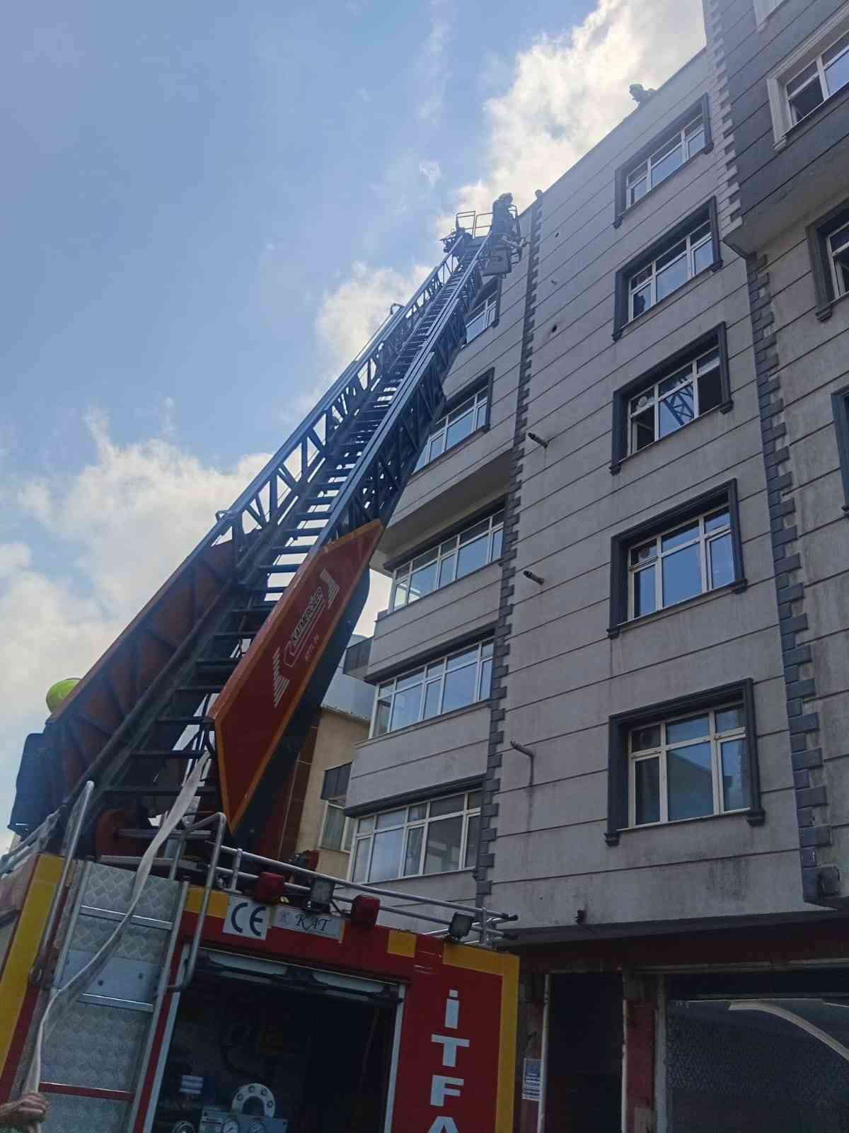 Susurluk’ta bir binanın çatısında çıkan yangın söndürüldü