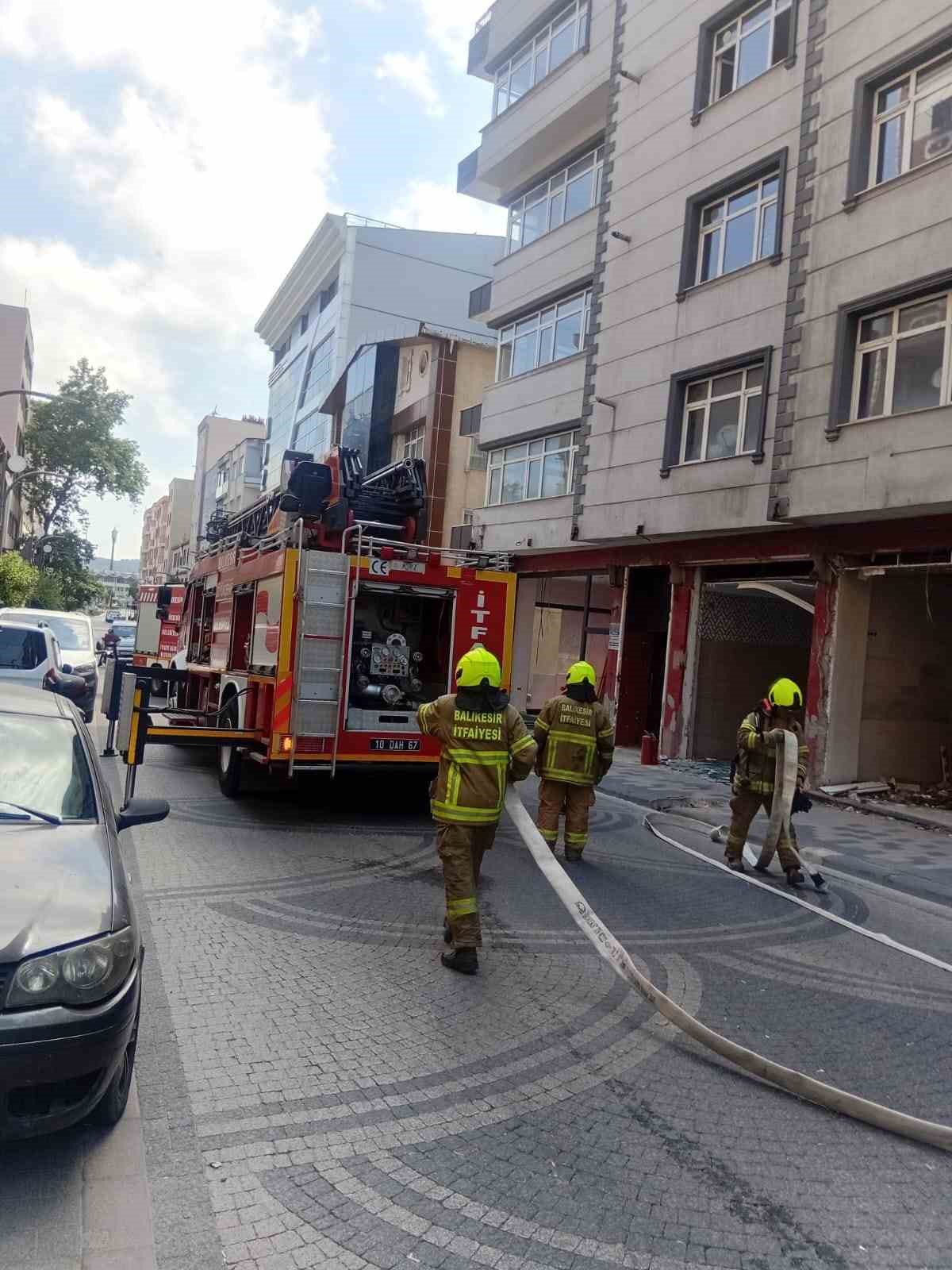 Susurluk’ta bir binanın çatısında çıkan yangın söndürüldü