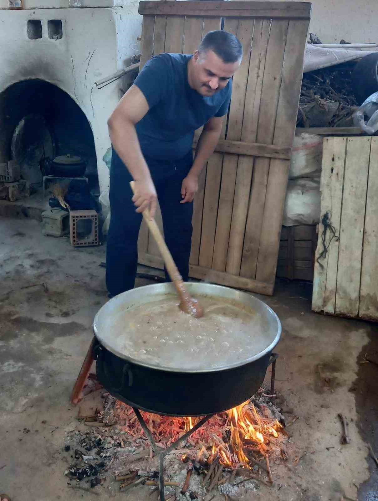 Sarıgöl’de aşure kazanları kaynamaya başladı