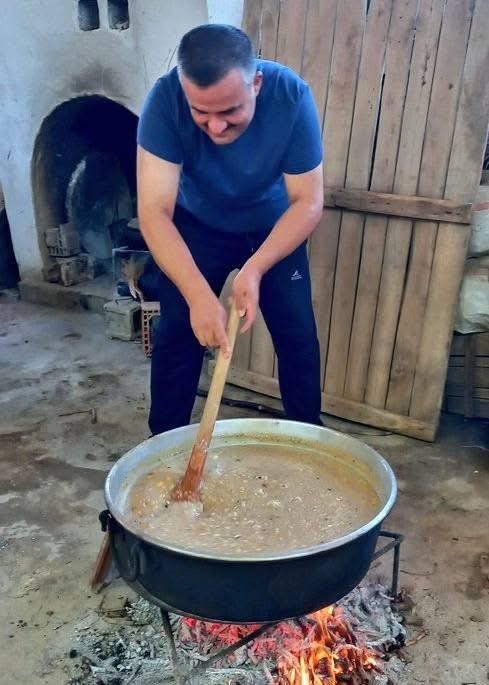 Sarıgöl’de aşure kazanları kaynamaya başladı