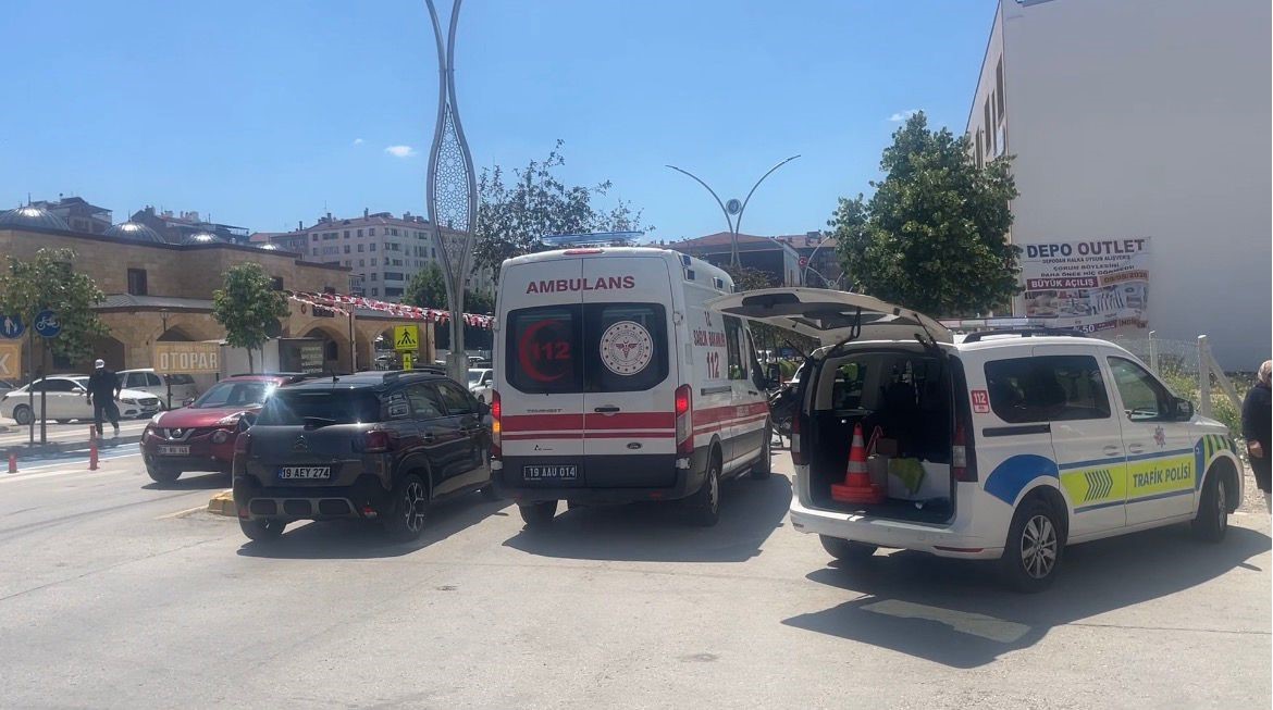 Motosikletin çarptığı yaya yaralandı