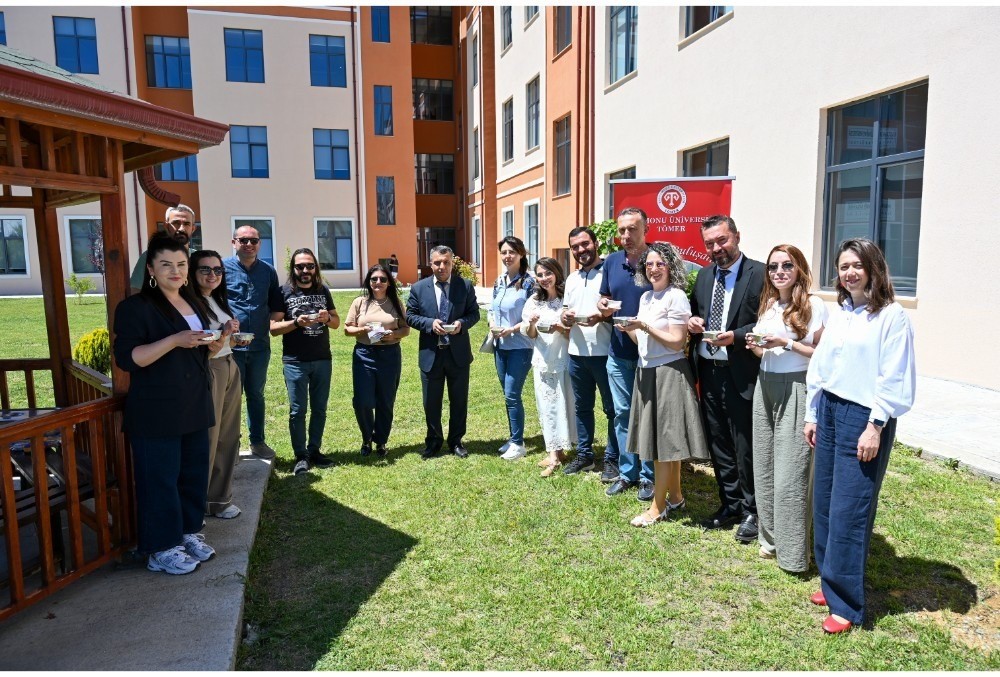 Kastamonu Üniversitesi’nde öğrencilere aşure ikramı