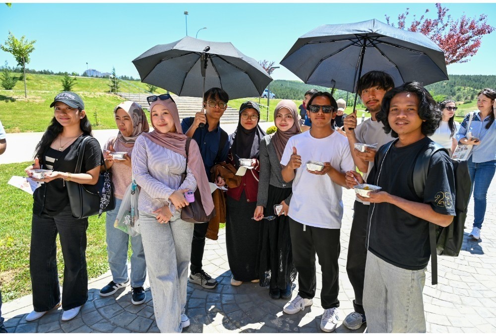Kastamonu Üniversitesi’nde öğrencilere aşure ikramı