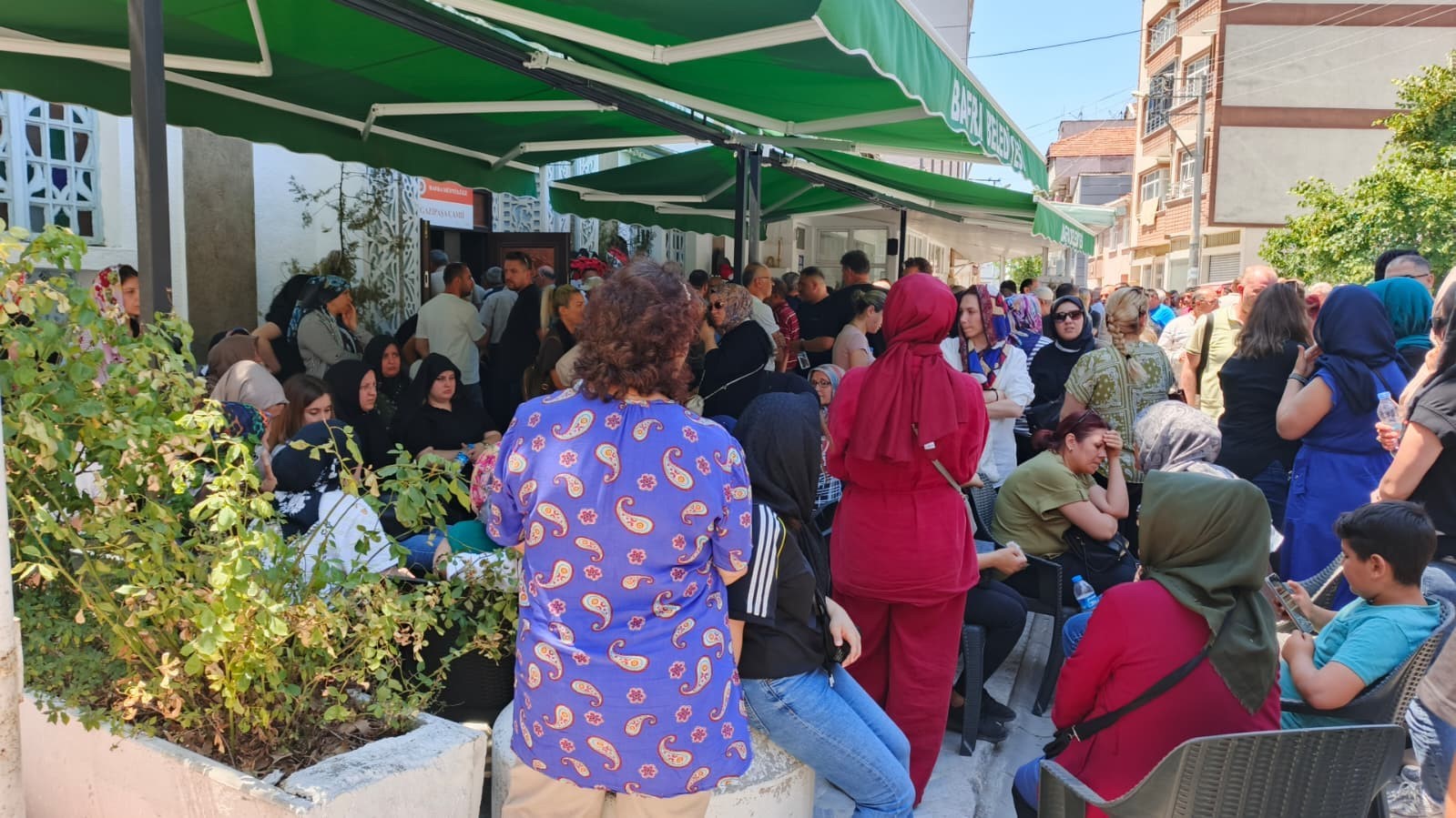 Derbent Barajı’nda ölü bulunan 2 çocuk annesi kadın, son yolculuğuna uğurlandı