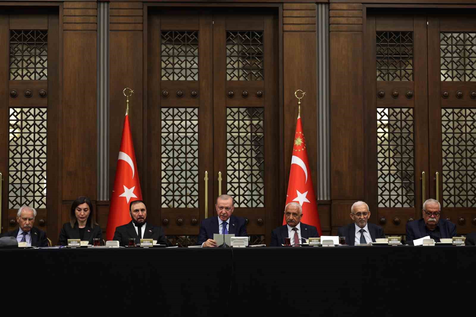 Cumhurbaşkanı Erdoğan: "Hicri 61 yılının 10 Muharrem gününde bedenler bir bir toprağa düşse de hak ve hakikat yere düşmemiştir"