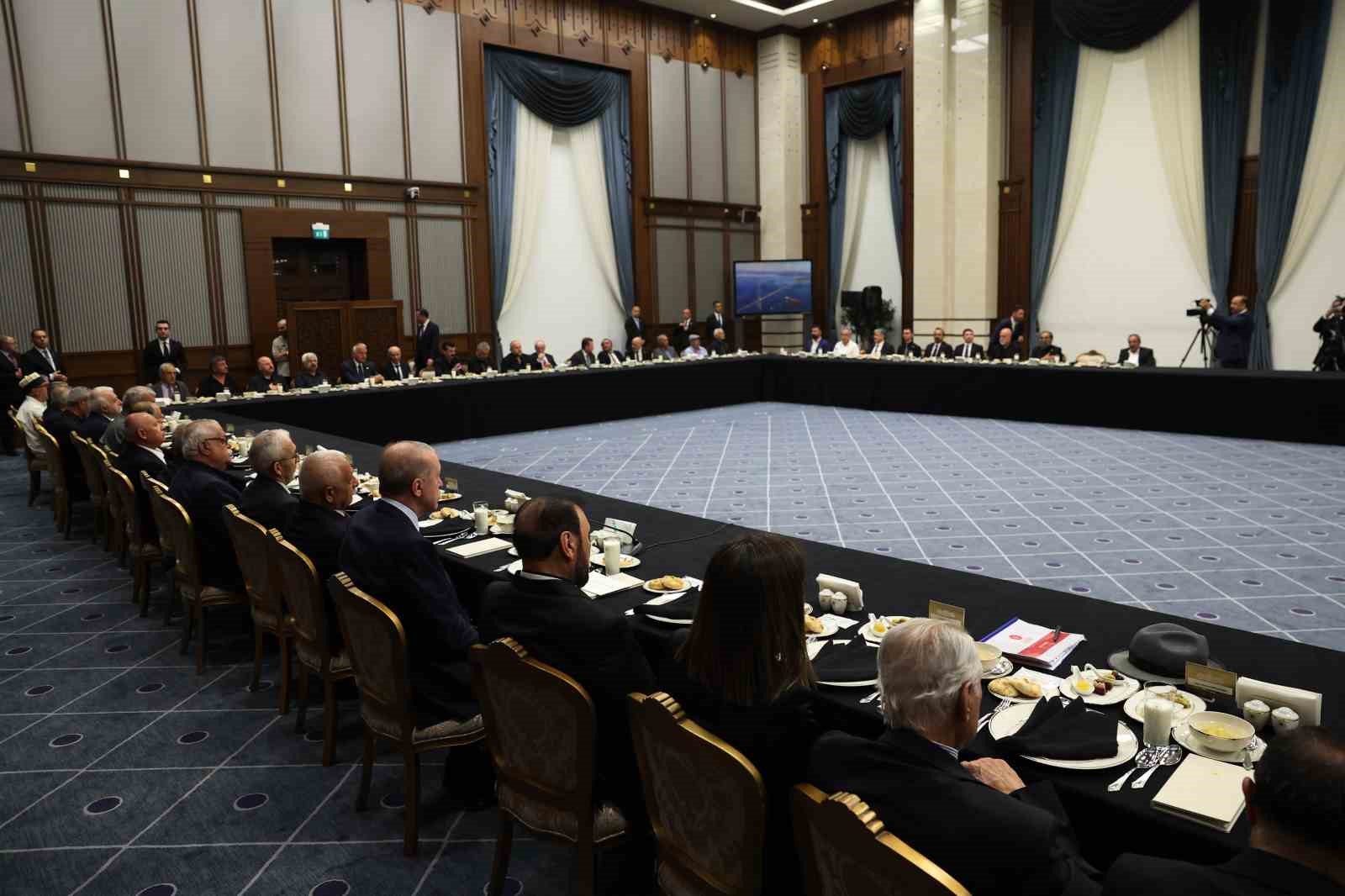 Cumhurbaşkanı Erdoğan: "Hicri 61 yılının 10 Muharrem gününde bedenler bir bir toprağa düşse de hak ve hakikat yere düşmemiştir"