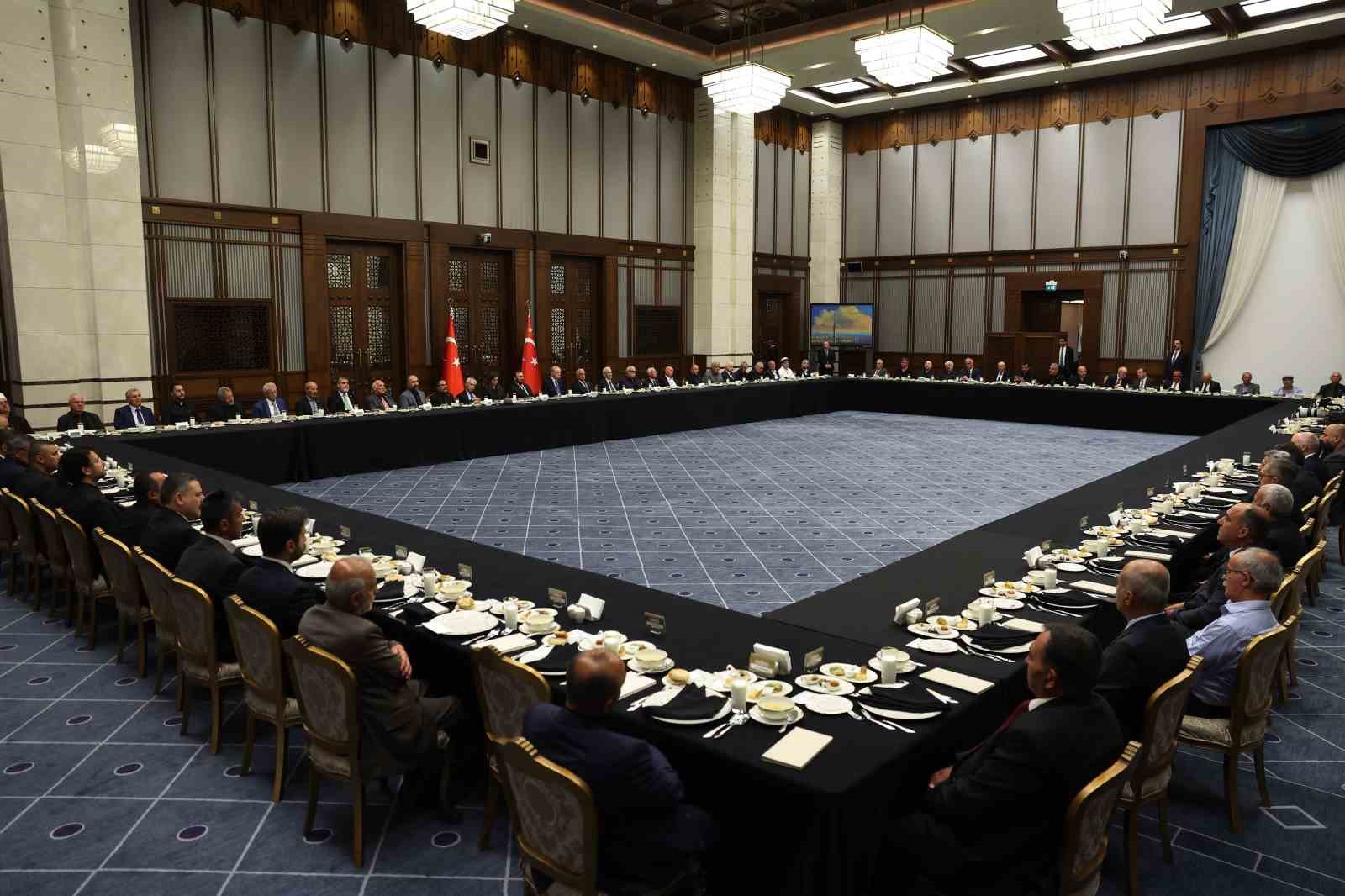 Cumhurbaşkanı Erdoğan: "Hicri 61 yılının 10 Muharrem gününde bedenler bir bir toprağa düşse de hak ve hakikat yere düşmemiştir"