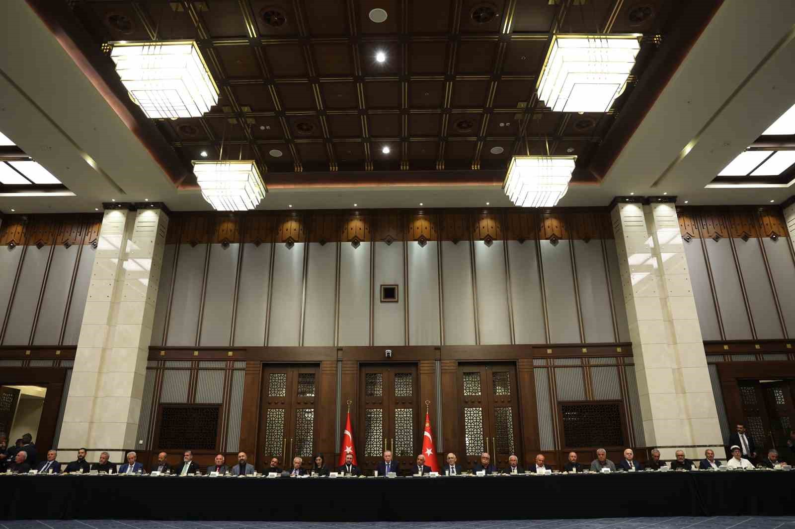 Cumhurbaşkanı Erdoğan: "Hicri 61 yılının 10 Muharrem gününde bedenler bir bir toprağa düşse de hak ve hakikat yere düşmemiştir"