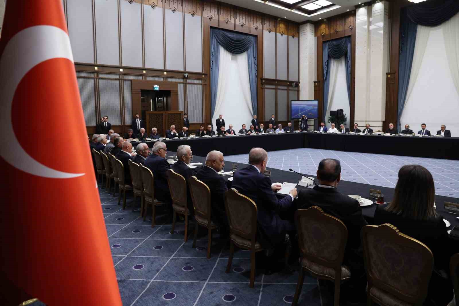 Cumhurbaşkanı Erdoğan: "Hicri 61 yılının 10 Muharrem gününde bedenler bir bir toprağa düşse de hak ve hakikat yere düşmemiştir"