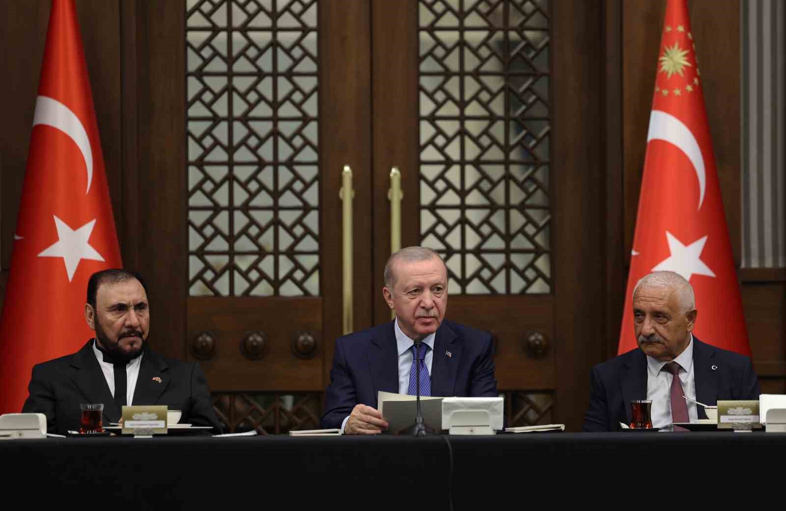 Cumhurbaşkanı Erdoğan: "Hicri 61 yılının 10 Muharrem gününde bedenler bir bir toprağa düşse de hak ve hakikat yere düşmemiştir"