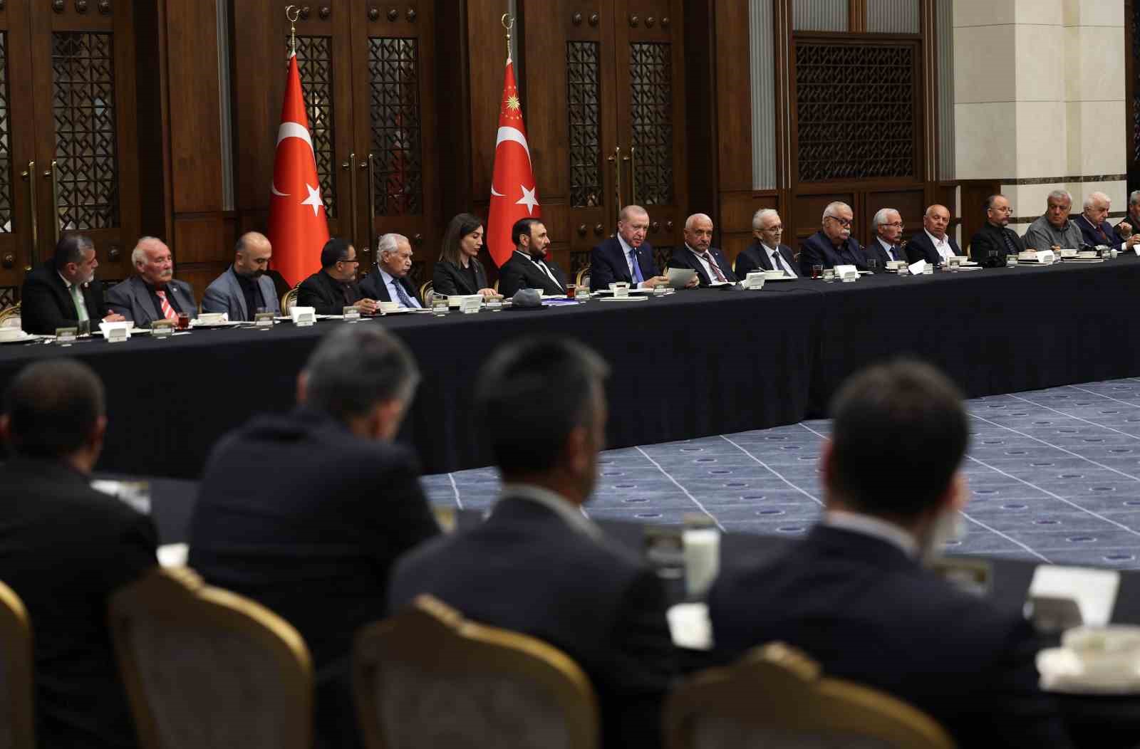 Cumhurbaşkanı Erdoğan: "Hicri 61 yılının 10 Muharrem gününde bedenler bir bir toprağa düşse de hak ve hakikat yere düşmemiştir"
