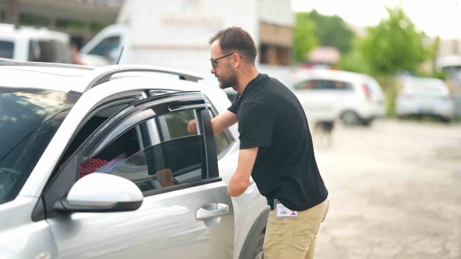 Ellerini kaybetti, hayata daha çok sarıldı