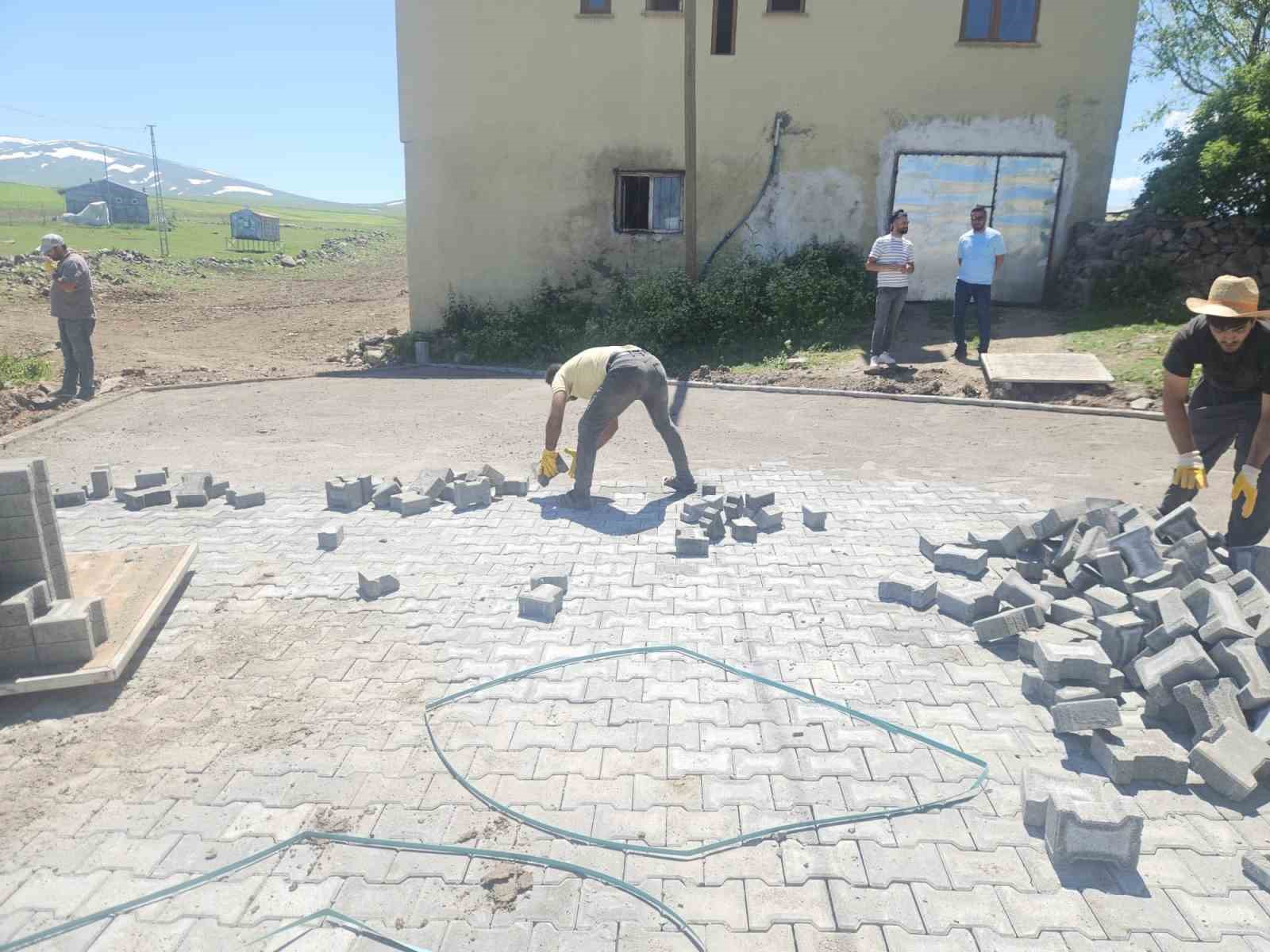 Kars’ta köylerde kilit parke taşı yol çalışmaları başladı