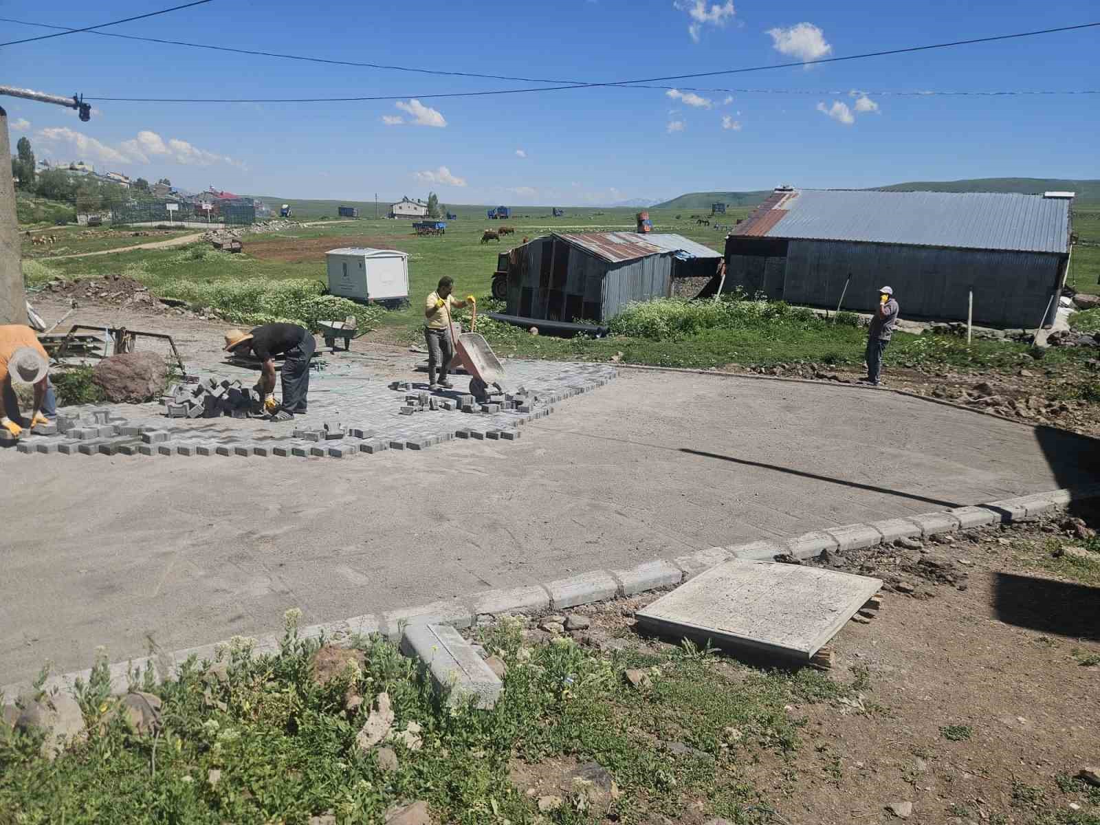 Kars’ta köylerde kilit parke taşı yol çalışmaları başladı