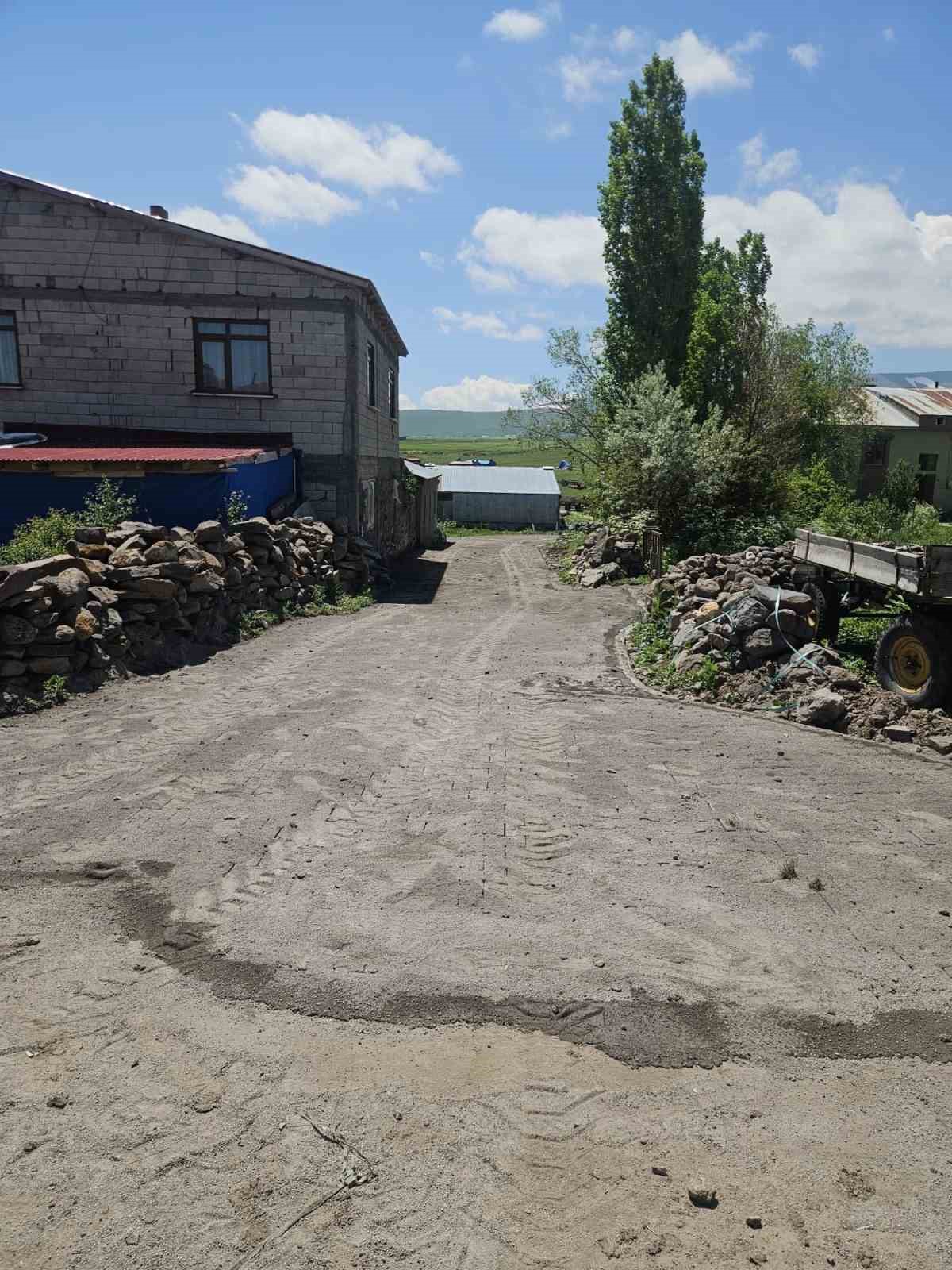 Kars’ta köylerde kilit parke taşı yol çalışmaları başladı