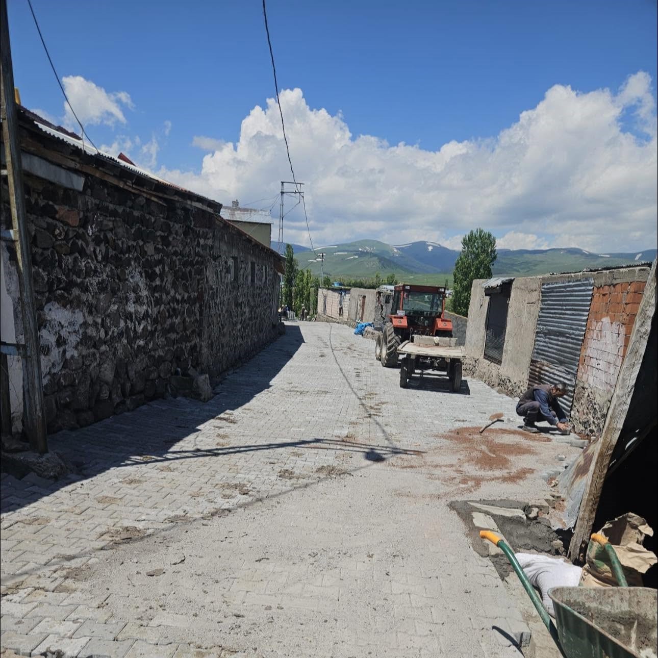Kars’ta köylerde kilit parke taşı yol çalışmaları başladı