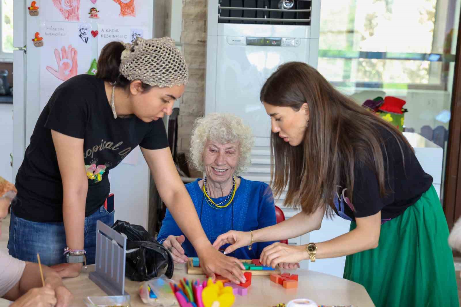 Alzheimer hastaları Mavi Ev’de buluşuyor