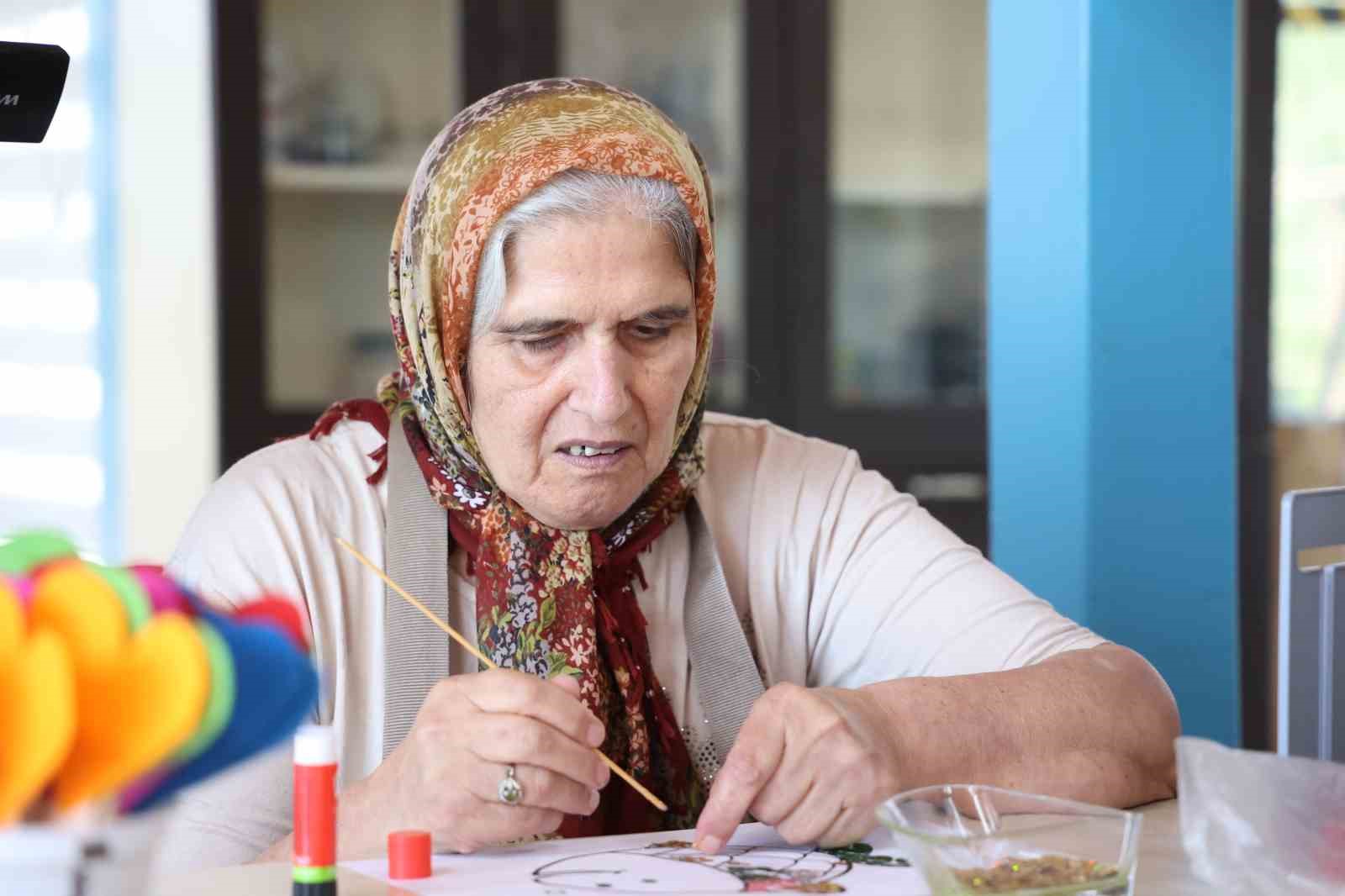 Alzheimer hastaları Mavi Ev’de buluşuyor