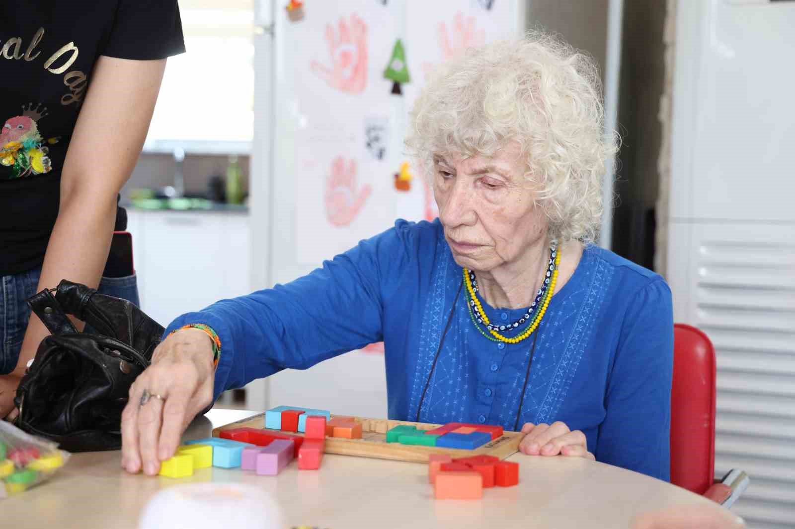 Alzheimer hastaları Mavi Ev’de buluşuyor