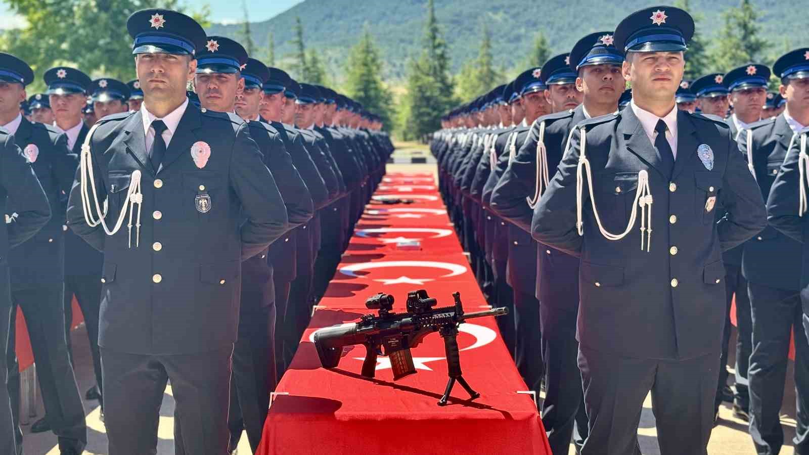 POMEM’de mezuniyet coşkusu: 408 öğrenci polisliğe ilk adımını attı