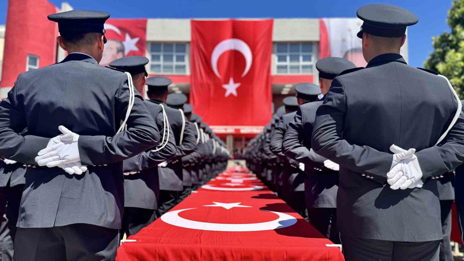POMEM’de mezuniyet coşkusu: 408 öğrenci polisliğe ilk adımını attı