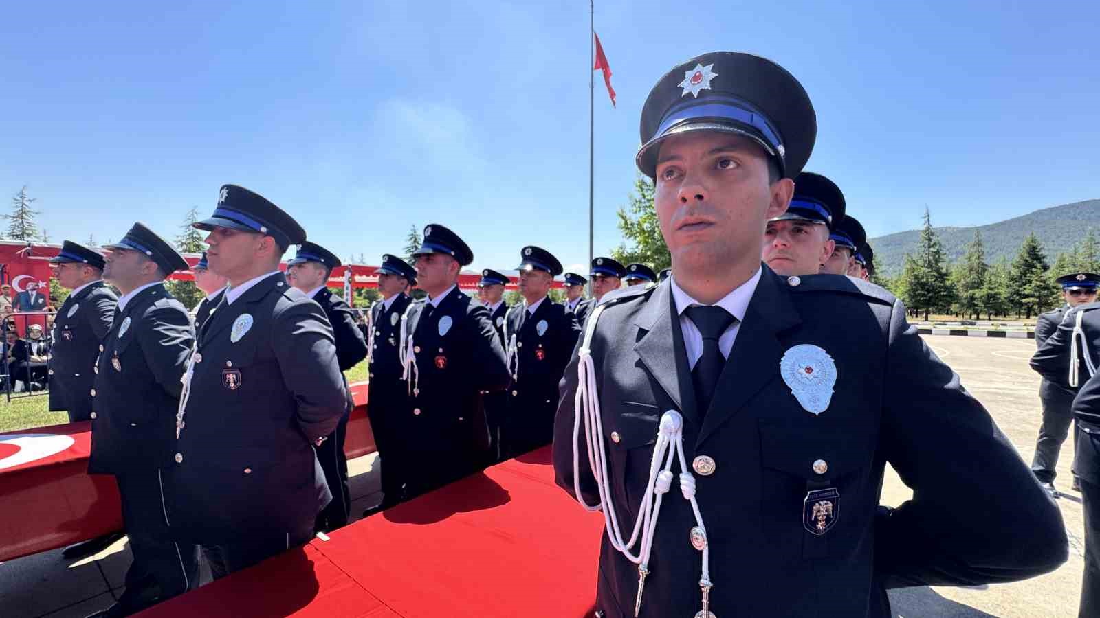 POMEM’de mezuniyet coşkusu: 408 öğrenci polisliğe ilk adımını attı