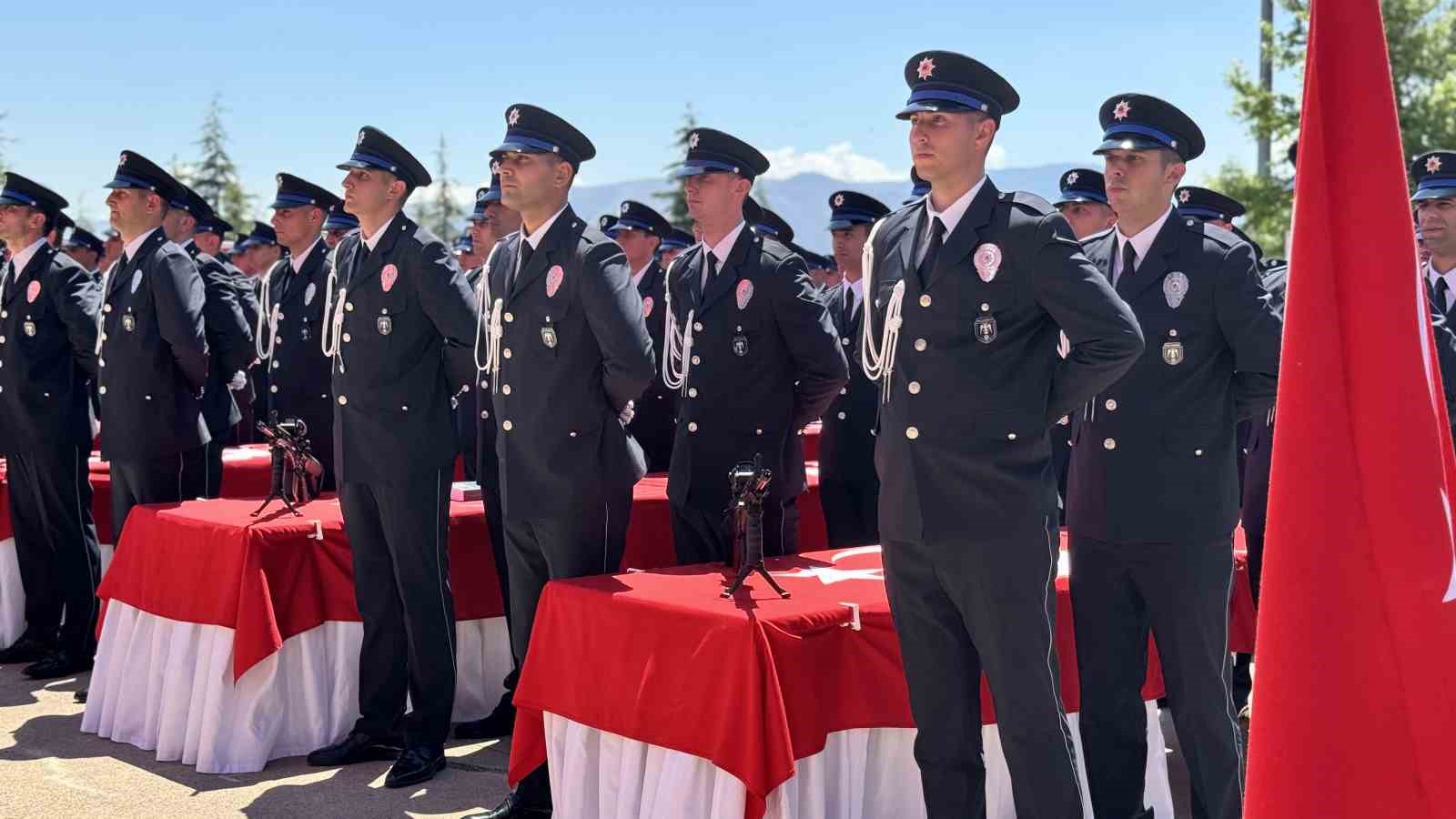 POMEM’de mezuniyet coşkusu: 408 öğrenci polisliğe ilk adımını attı