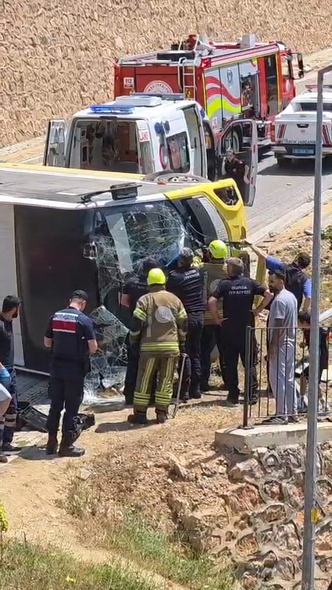 Kontrolden çıkan halk otobüsü devrildi: 1 yaralı
