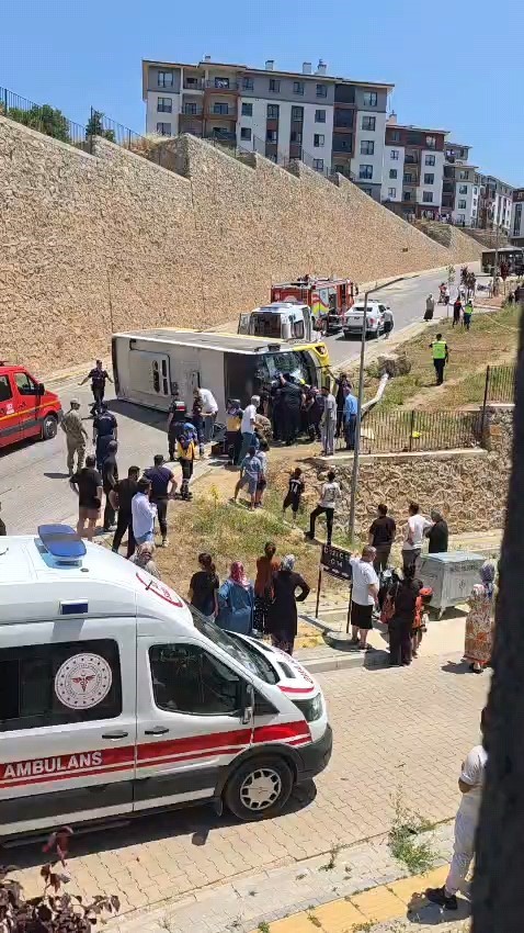 Kontrolden çıkan halk otobüsü devrildi: 1 yaralı