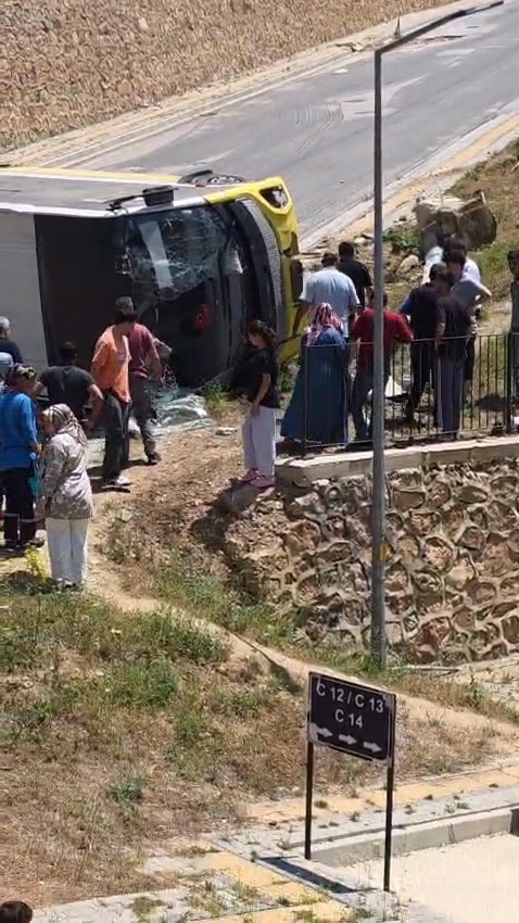 Kontrolden çıkan halk otobüsü devrildi: 1 yaralı