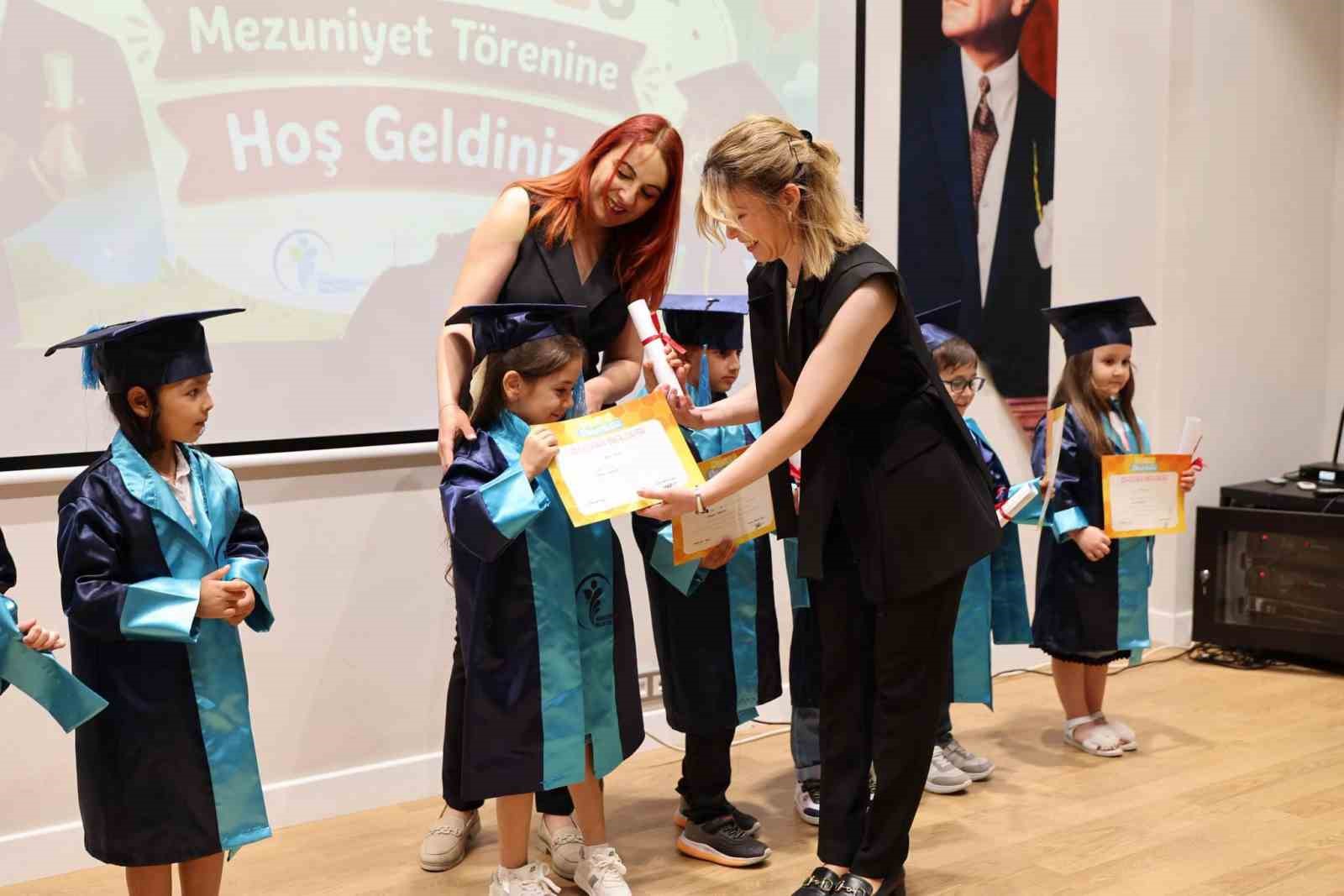 Merkezefendi’de kreş öğrencilerinin mezuniyet sevinci