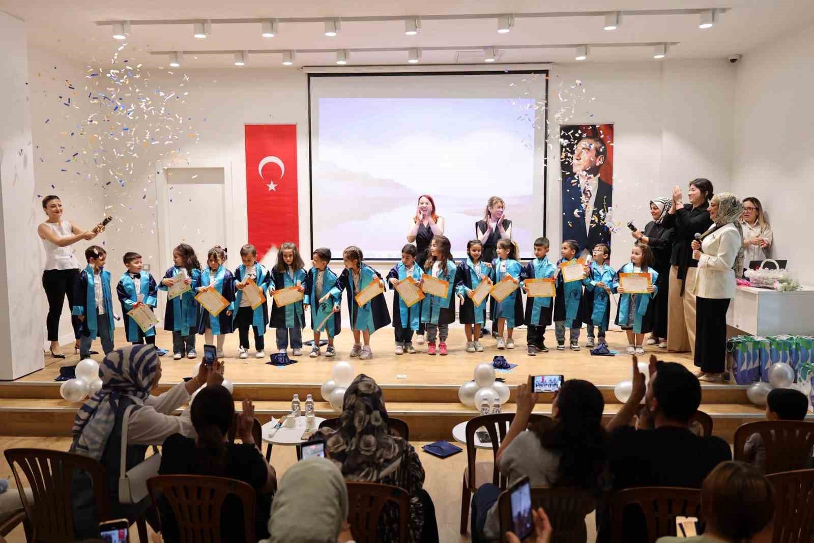 Merkezefendi’de kreş öğrencilerinin mezuniyet sevinci