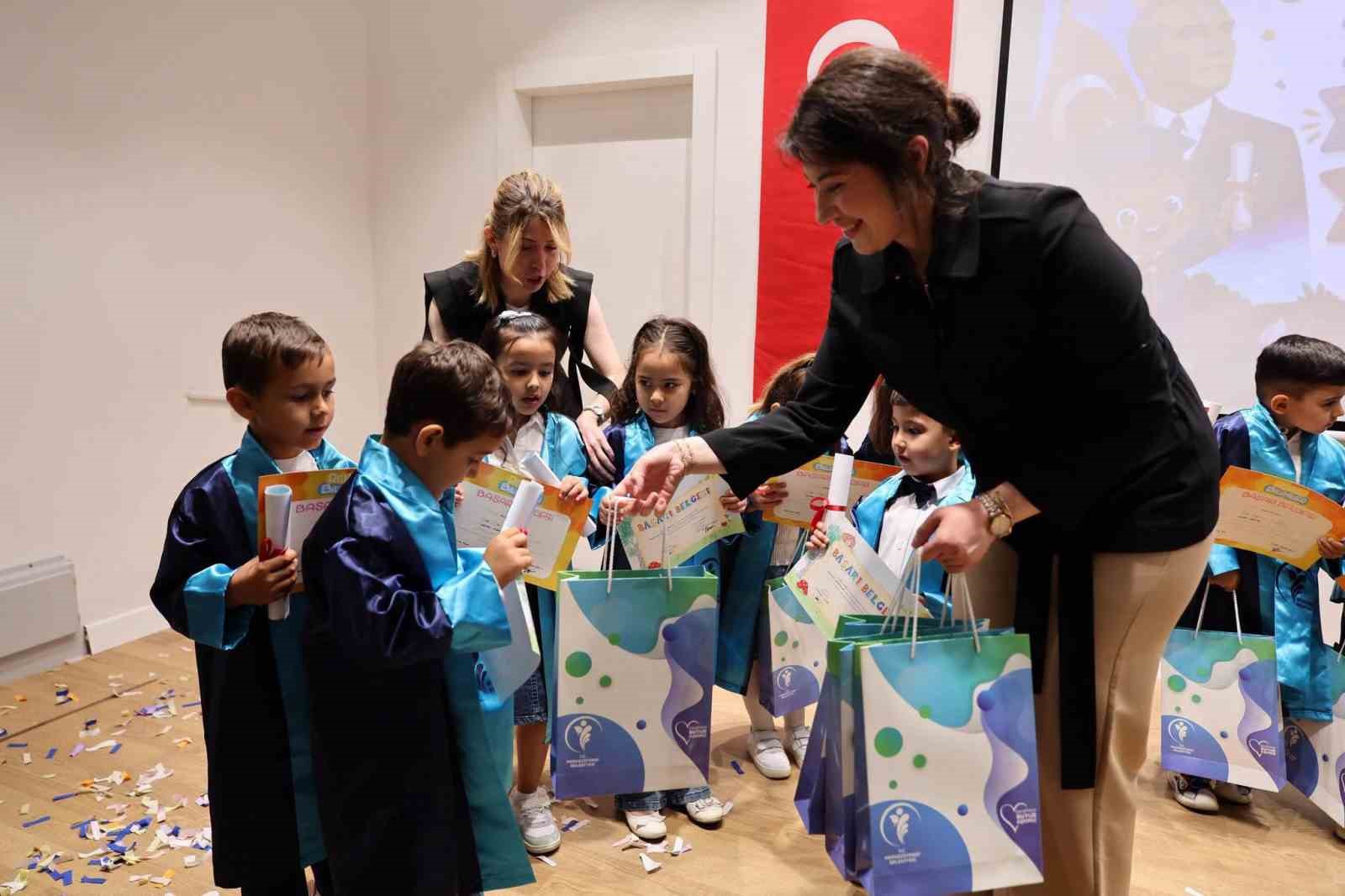 Merkezefendi’de kreş öğrencilerinin mezuniyet sevinci