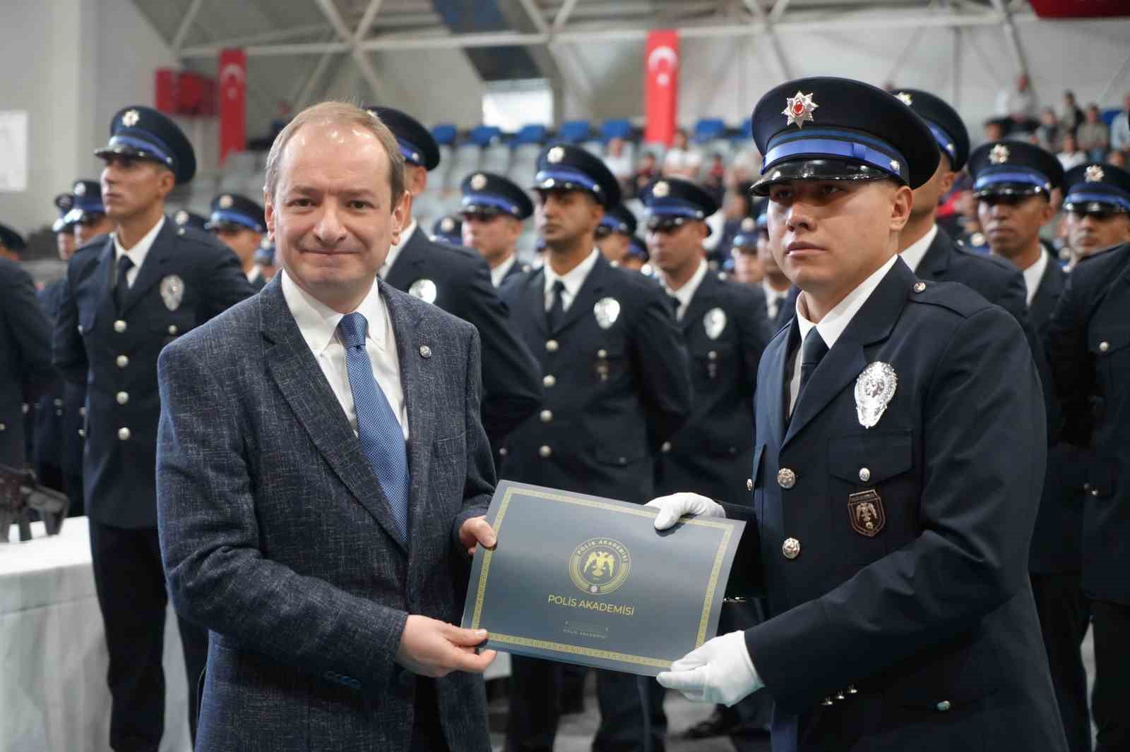 Bayburt’ta 342 polis adayı mezuniyet sevinci yaşadı