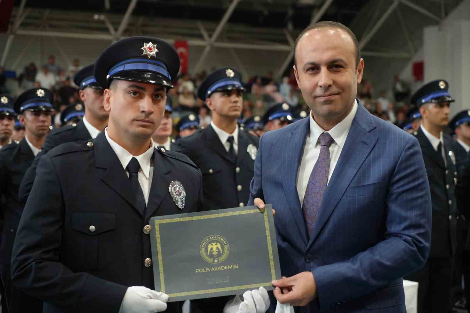 Bayburt’ta 342 polis adayı mezuniyet sevinci yaşadı