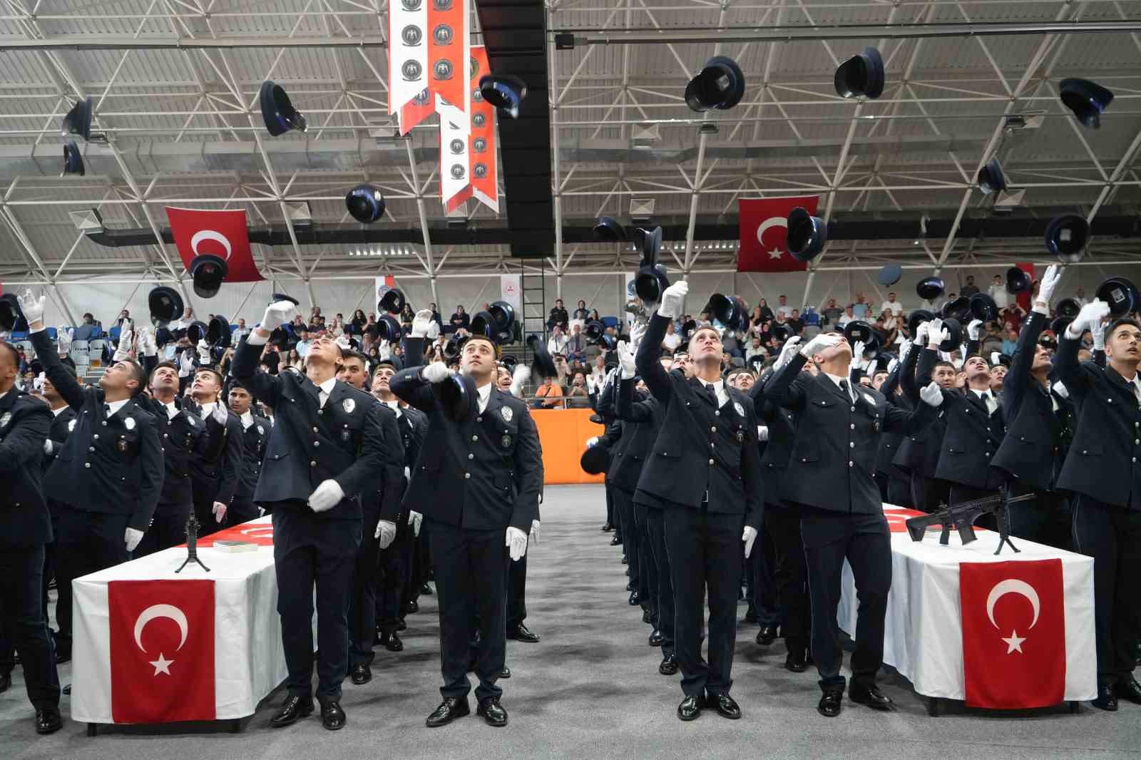 Bayburt’ta 342 polis adayı mezuniyet sevinci yaşadı