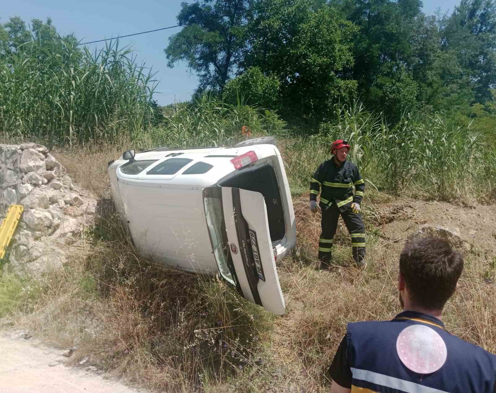 İstinat duvarına çarpan hafif ticari araç yan yattı: 1 yaralı