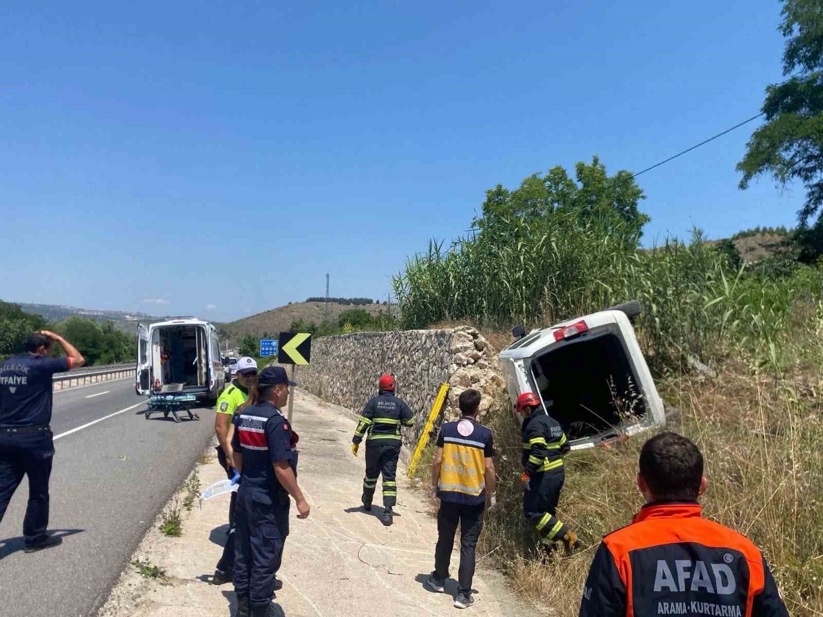 İstinat duvarına çarpan hafif ticari araç yan yattı: 1 yaralı