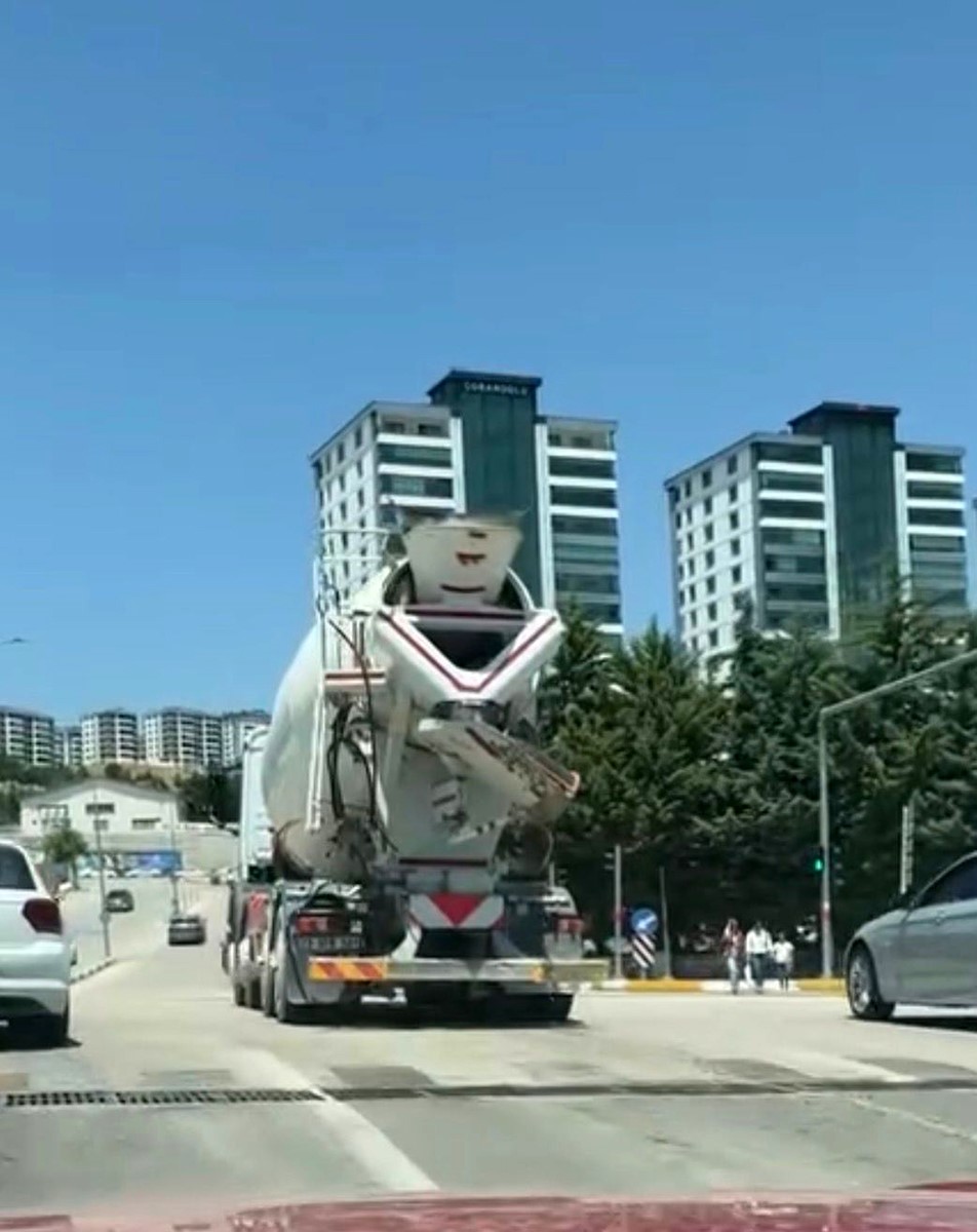 Mikserden taşan beton yola döküldü