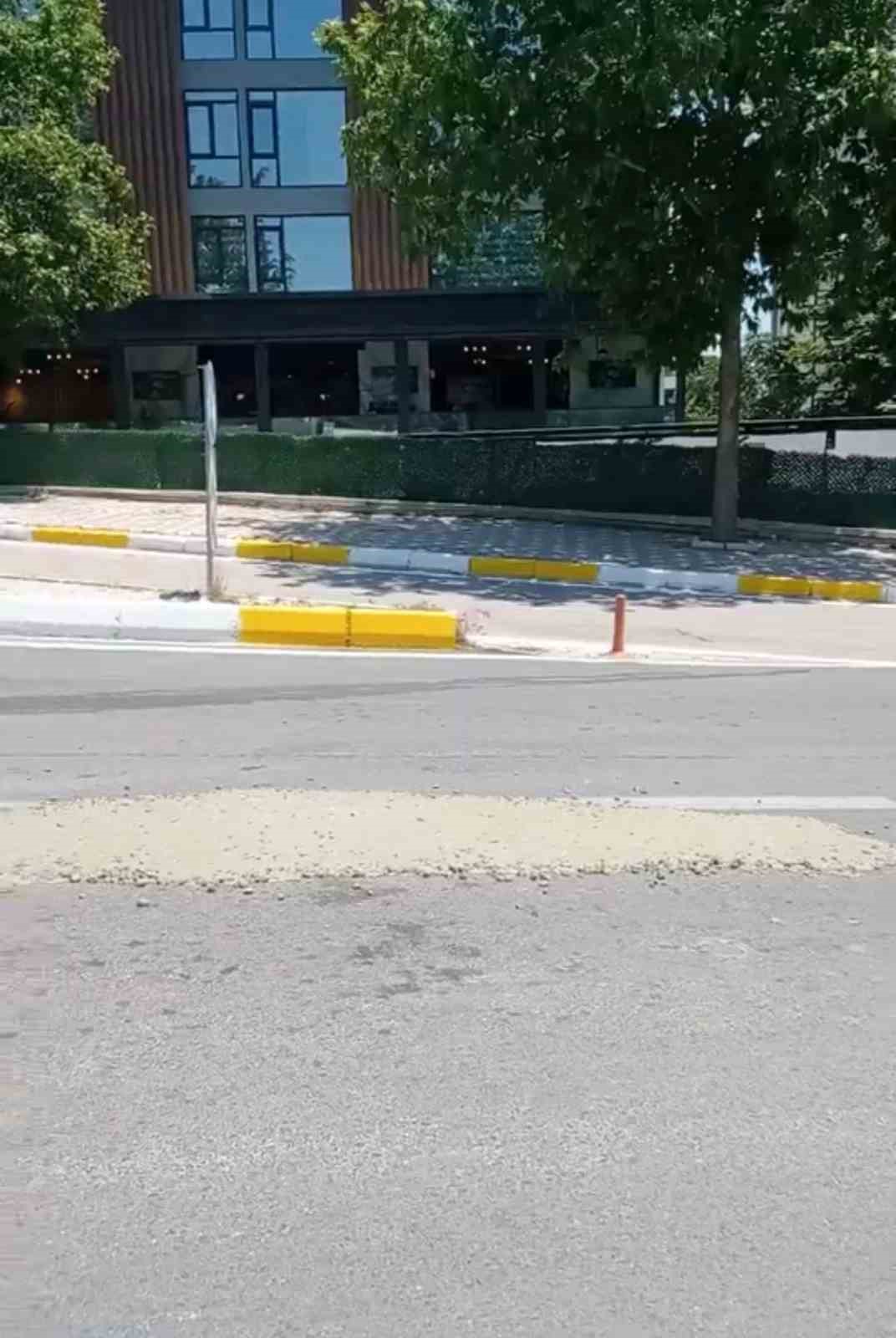 Mikserden taşan beton yola döküldü